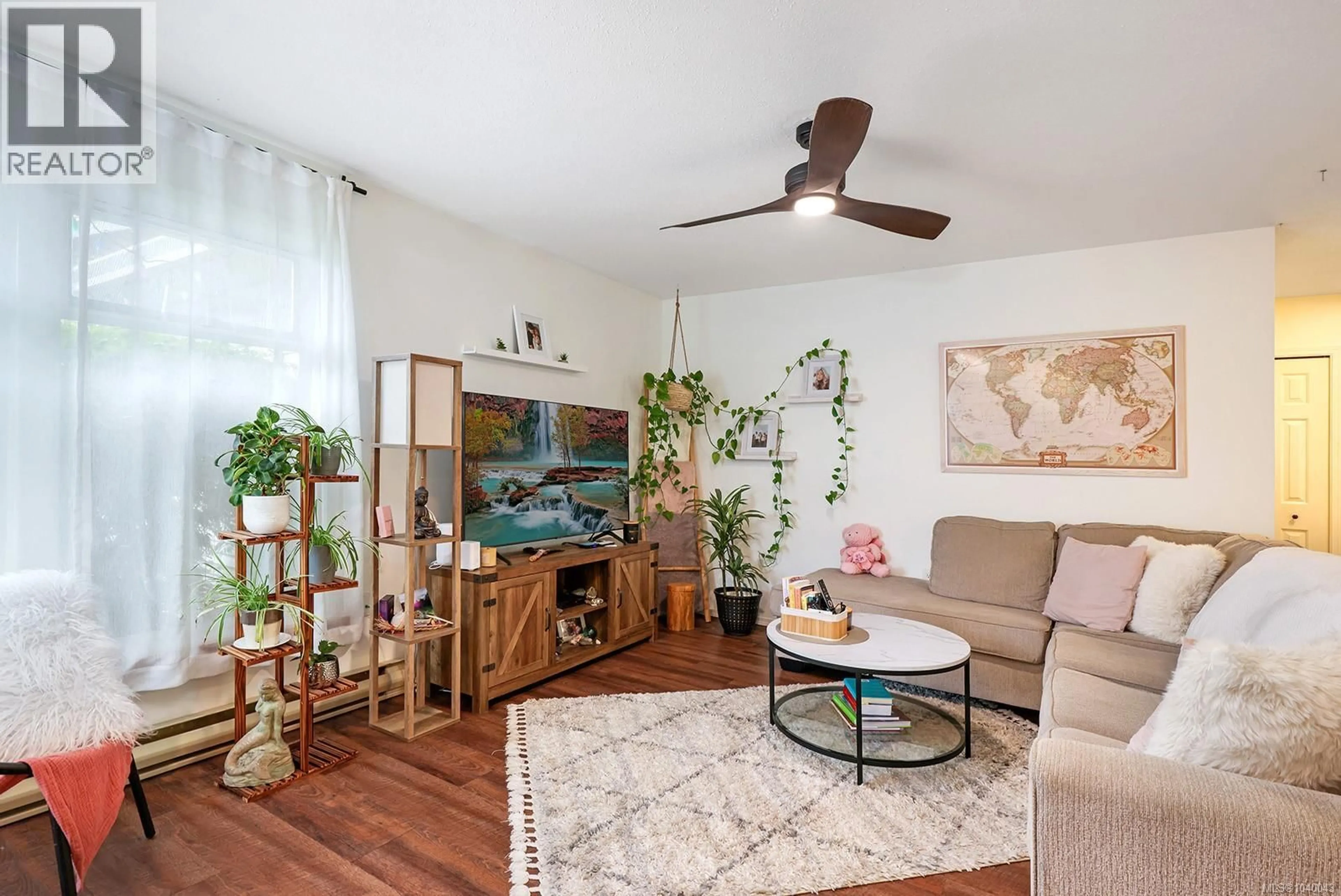 Living room with furniture, wood/laminate floor for B - 785 PARK PLACE, Courtenay British Columbia V9N8N1