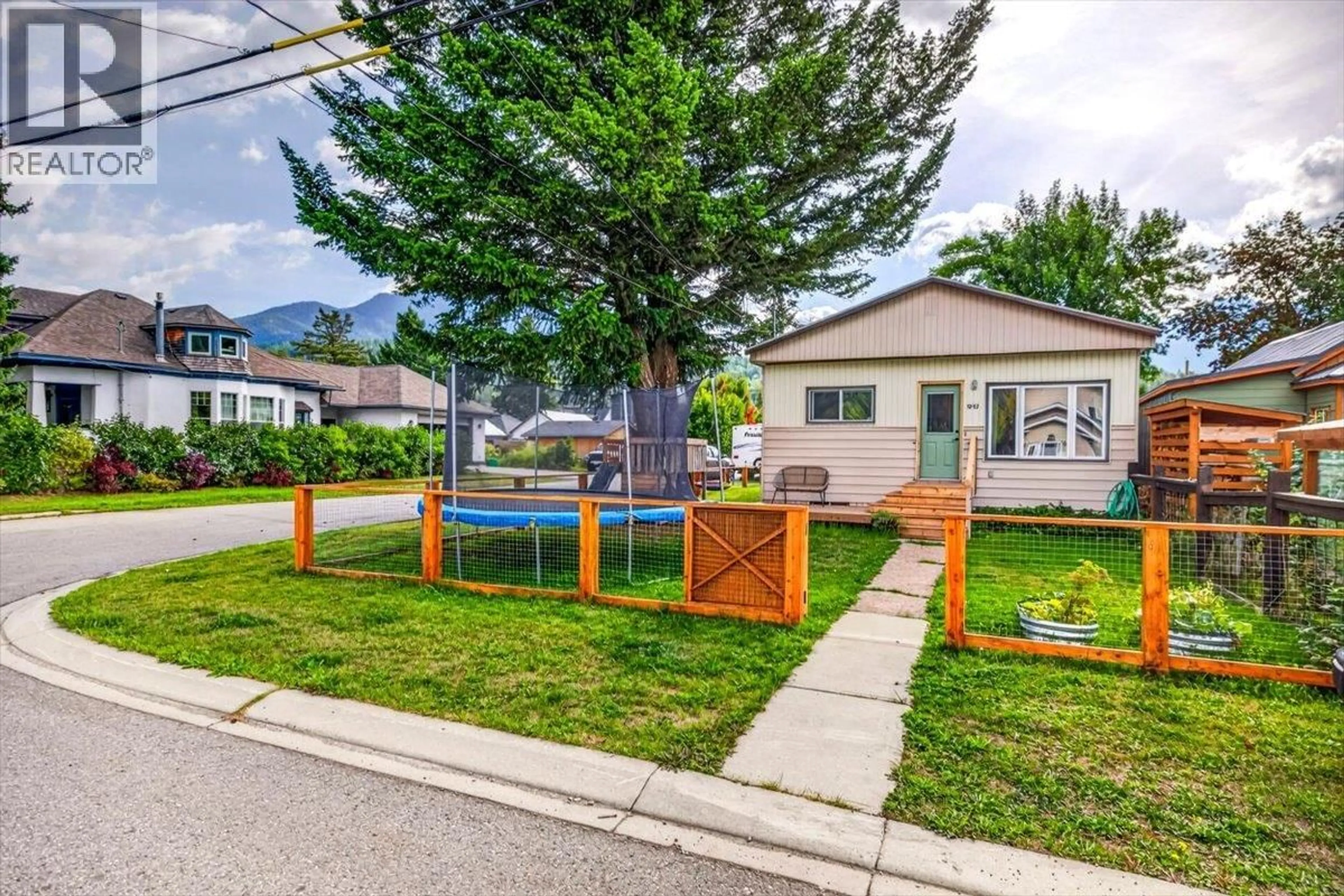 Patio, street for 1092 5TH AVENUE, Fernie British Columbia V0B1M0