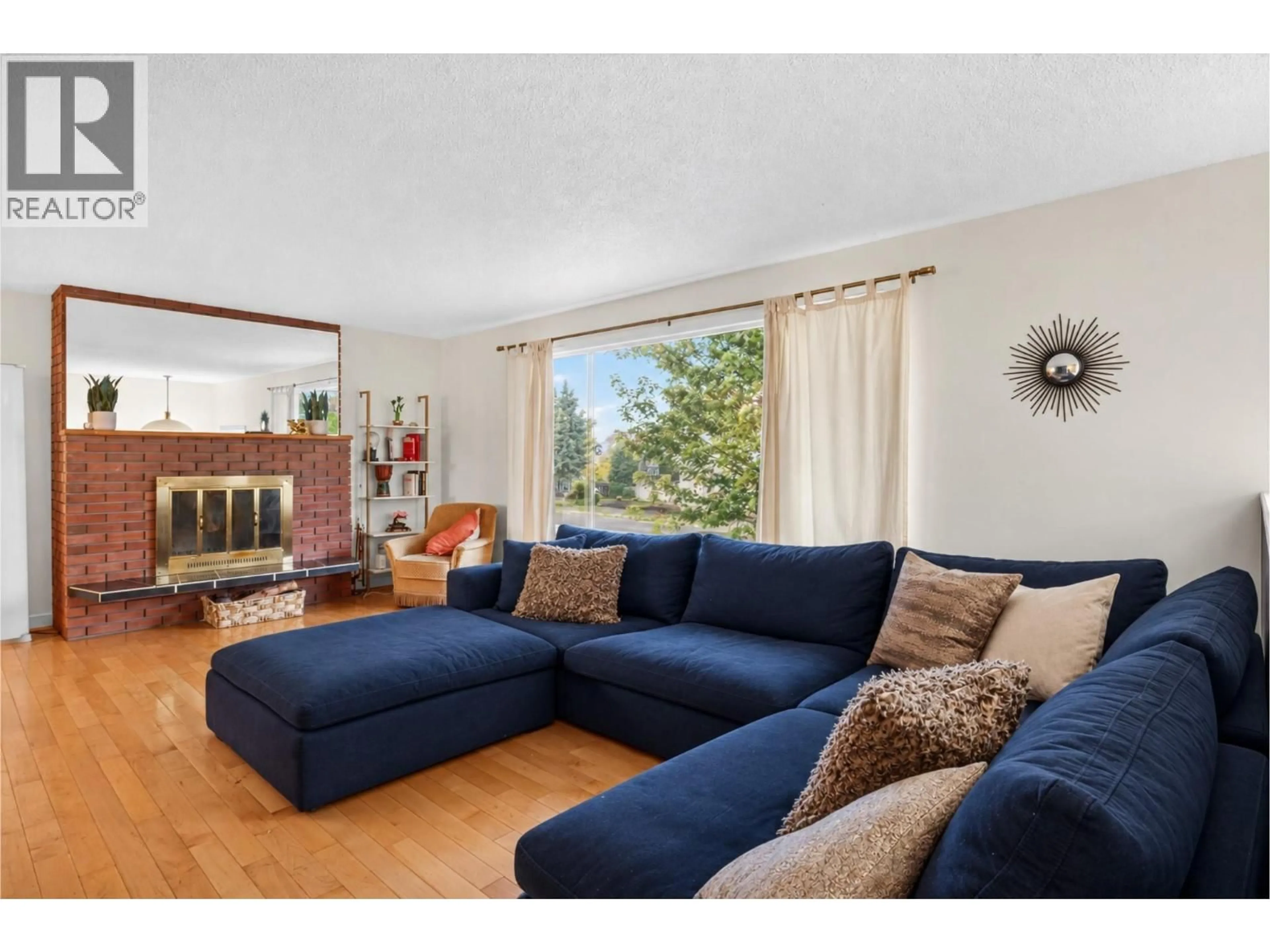 Living room with furniture, unknown for 1387 GORDON DRIVE, Kelowna British Columbia V1Y3E9