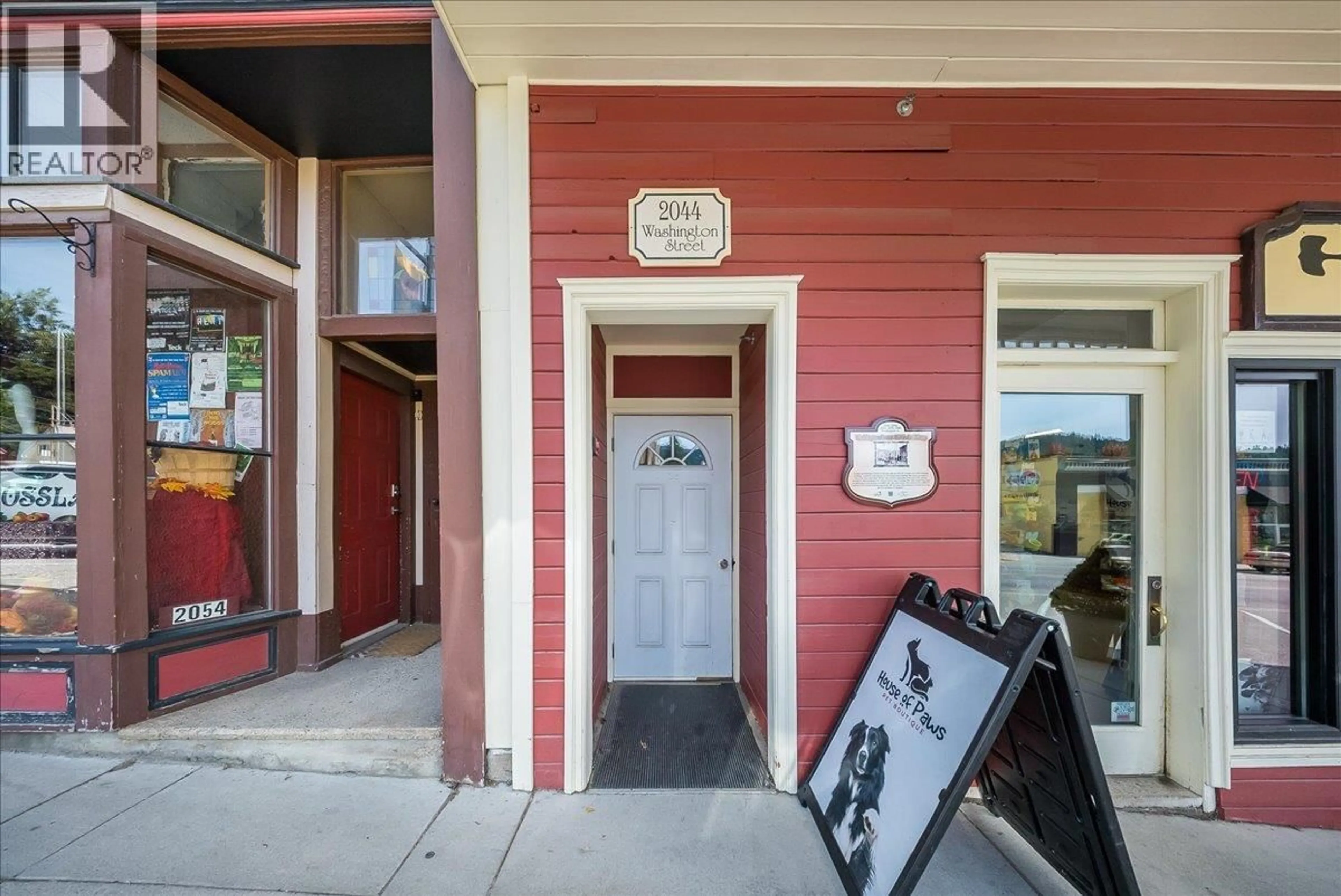Indoor foyer for 7 - 2044 WASHINGTON STREET, Rossland British Columbia V0G1Y0