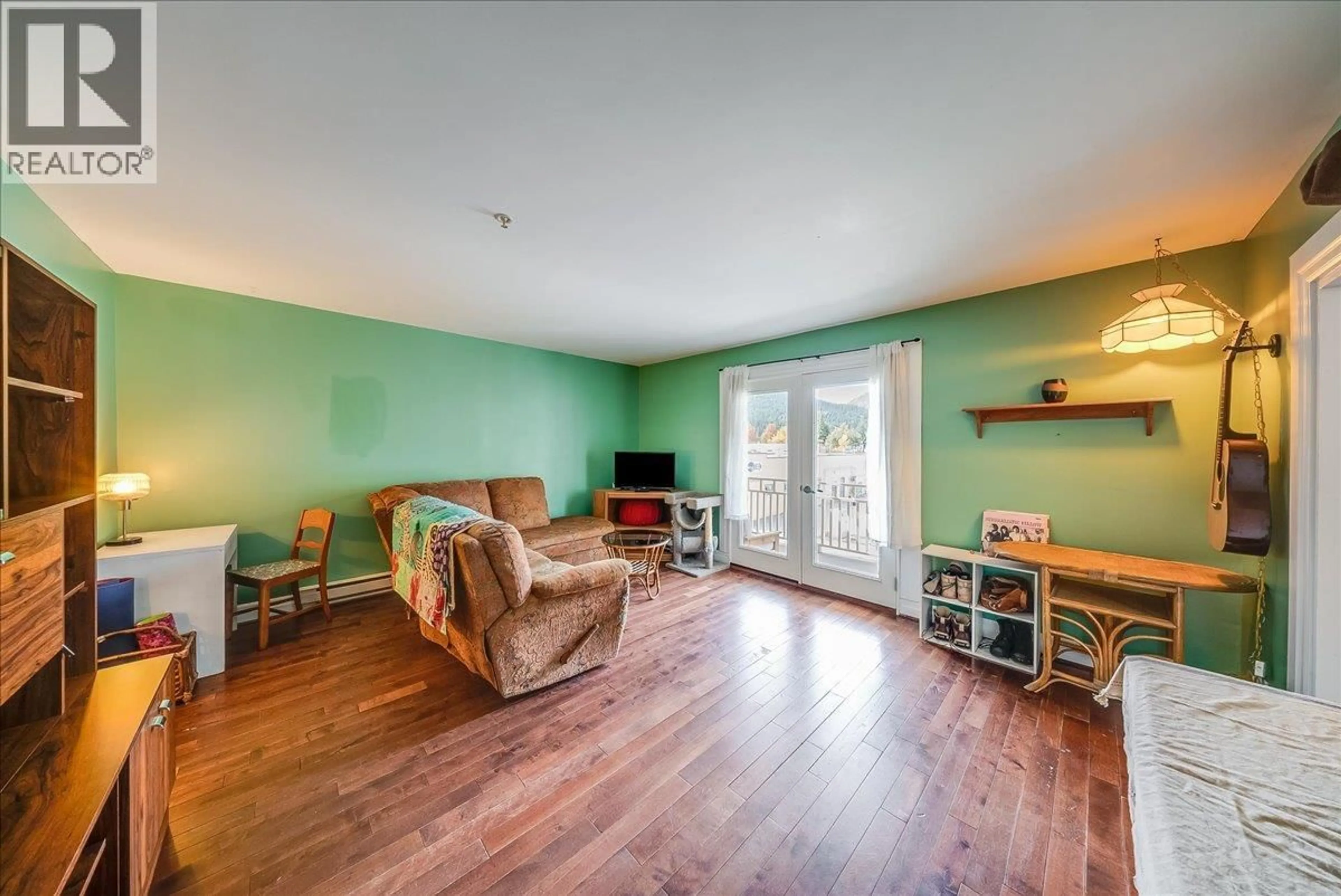 Living room with furniture, wood/laminate floor for 7 - 2044 WASHINGTON STREET, Rossland British Columbia V0G1Y0