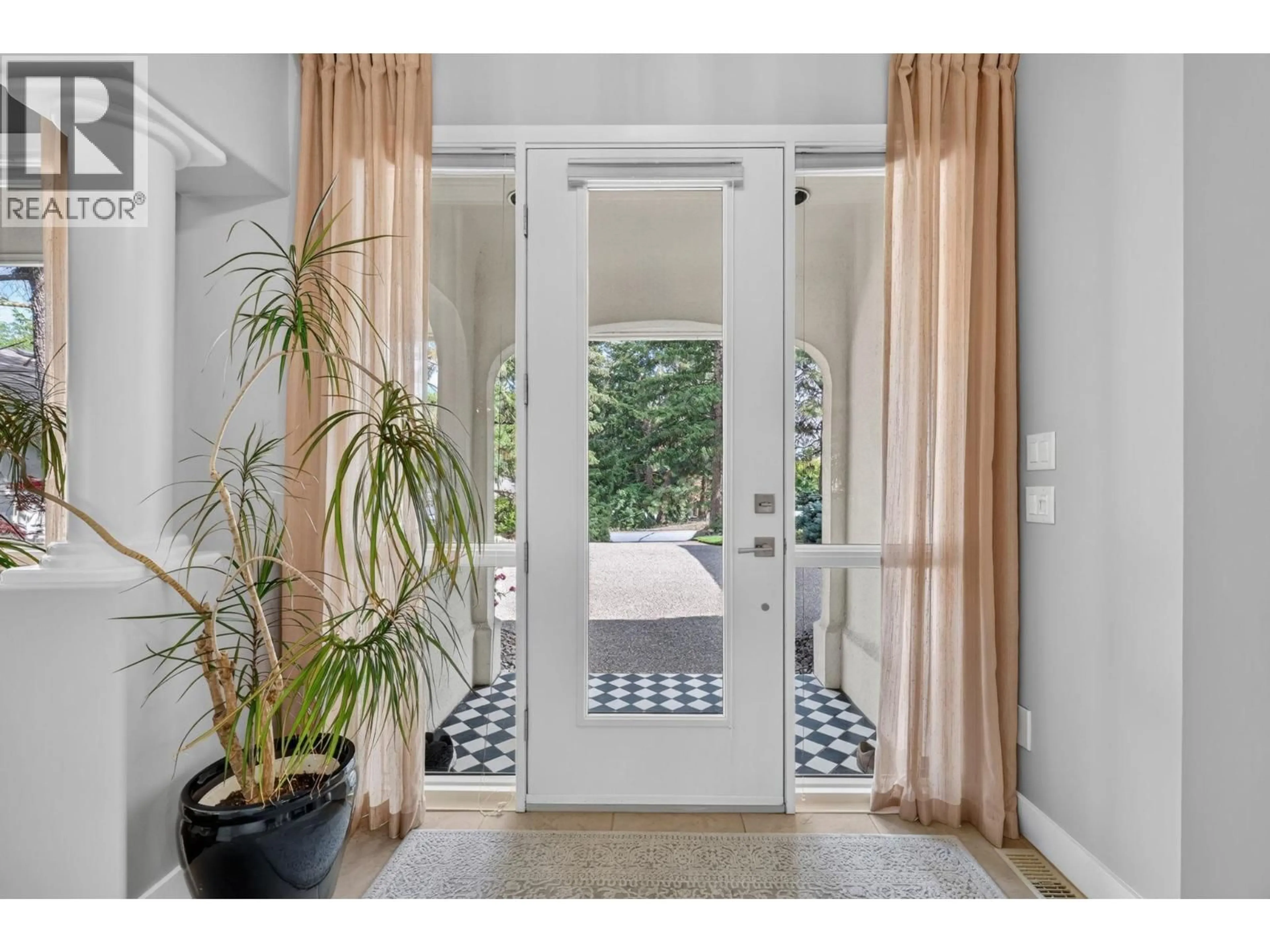 Indoor entryway for 1978 COVINGTON CRESCENT, West Kelowna British Columbia V1Z3M2