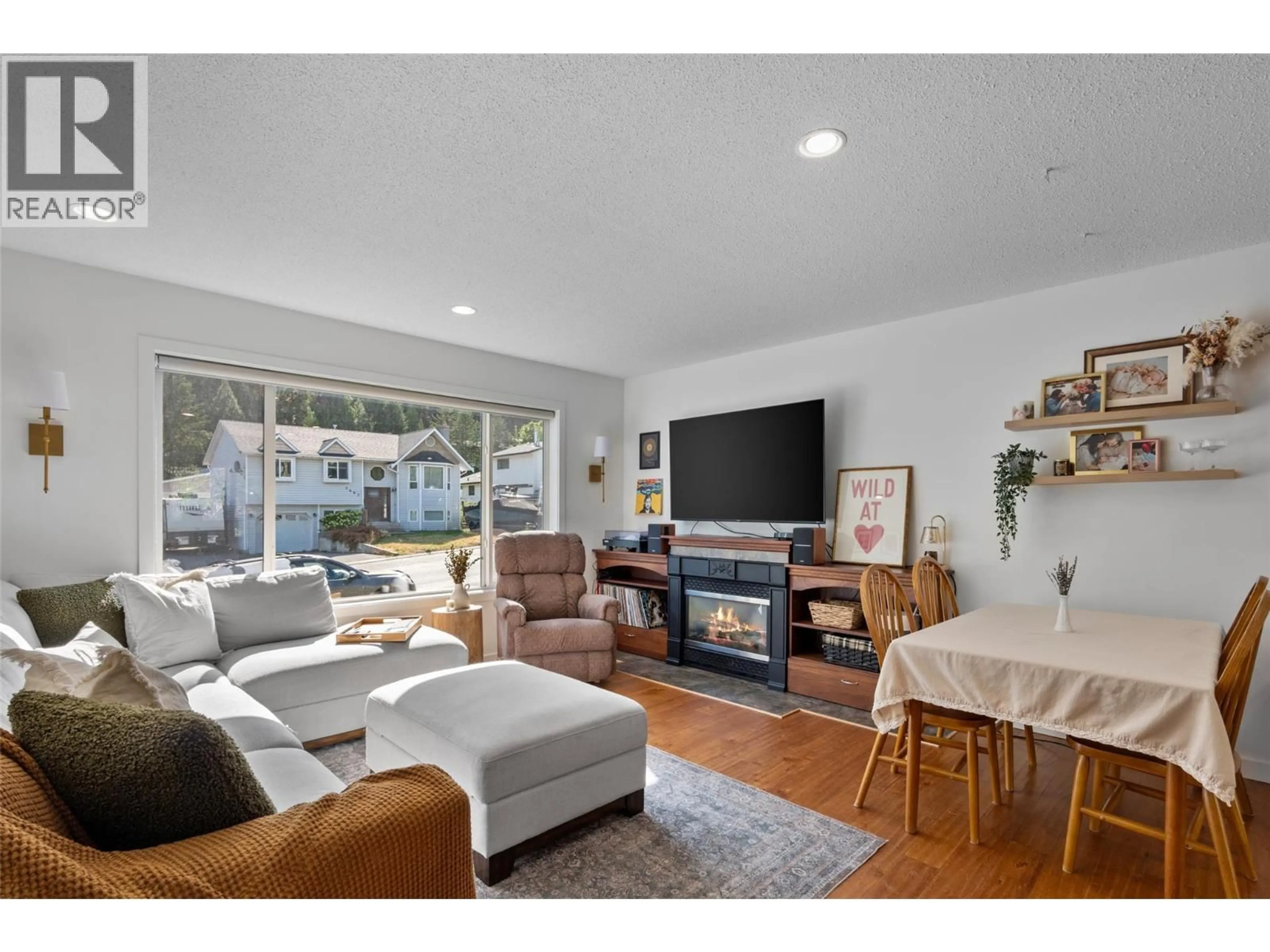 Living room with furniture, unknown for 2620 QU'APPELLE BOULEVARD, Kamloops British Columbia V2E2H7
