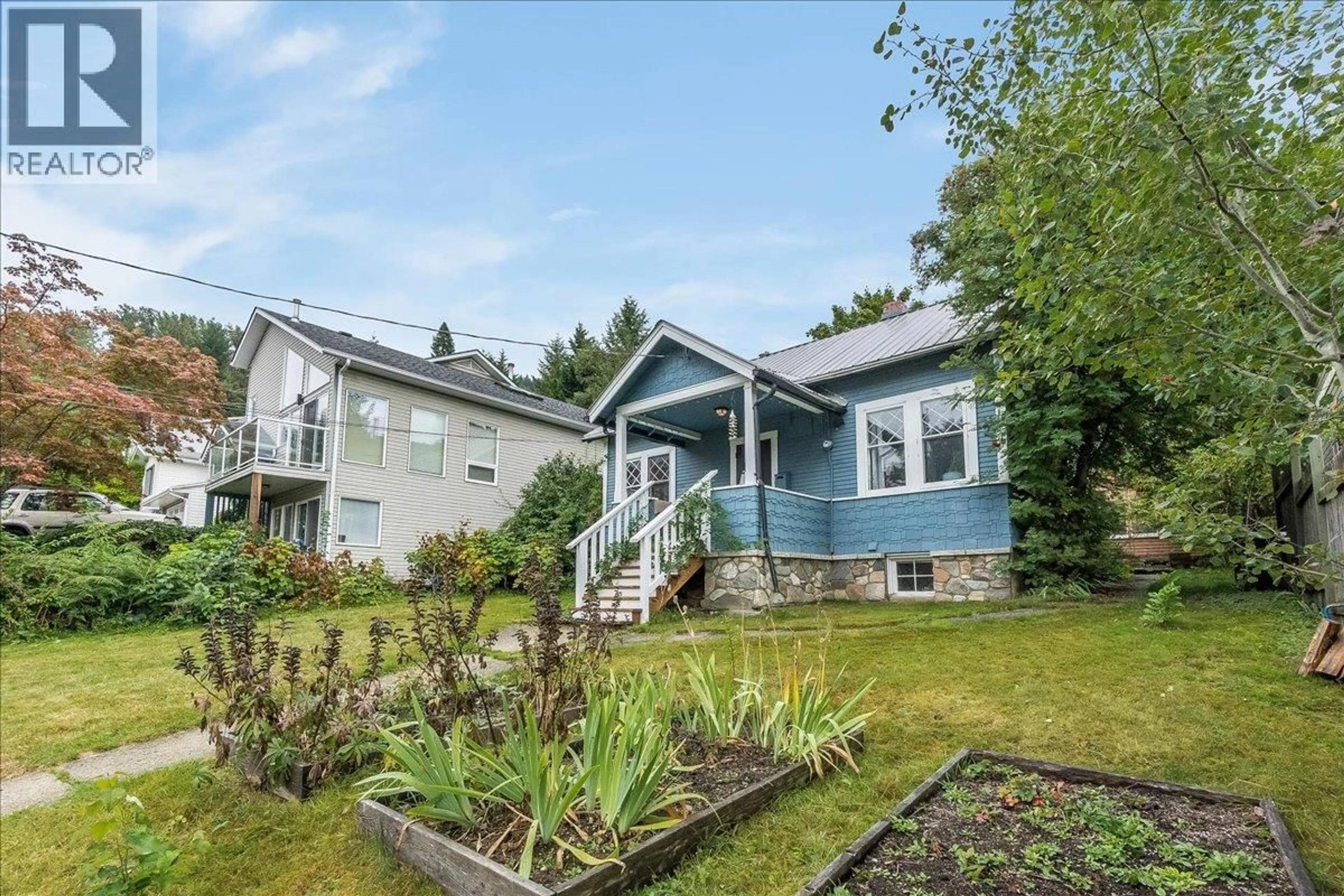 Home with vinyl exterior material, street for 1008 OBSERVATORY STREET, Nelson British Columbia V1L5P3