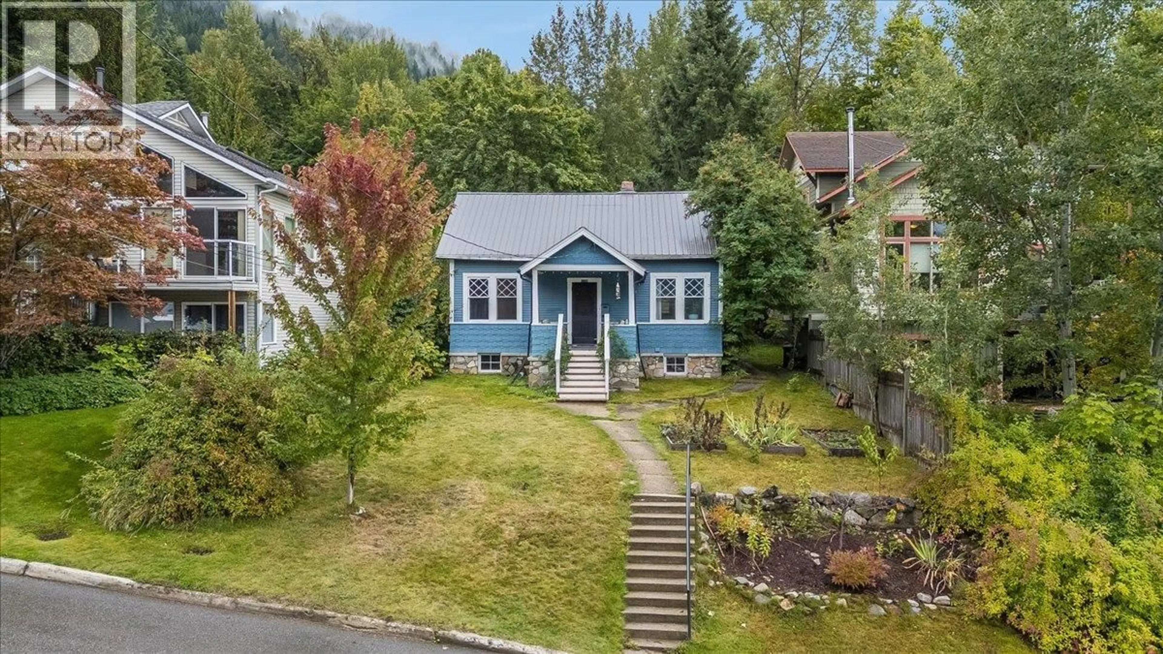 A pic from outside/outdoor area/front of a property/back of a property/a pic from drone, street for 1008 OBSERVATORY STREET, Nelson British Columbia V1L5P3
