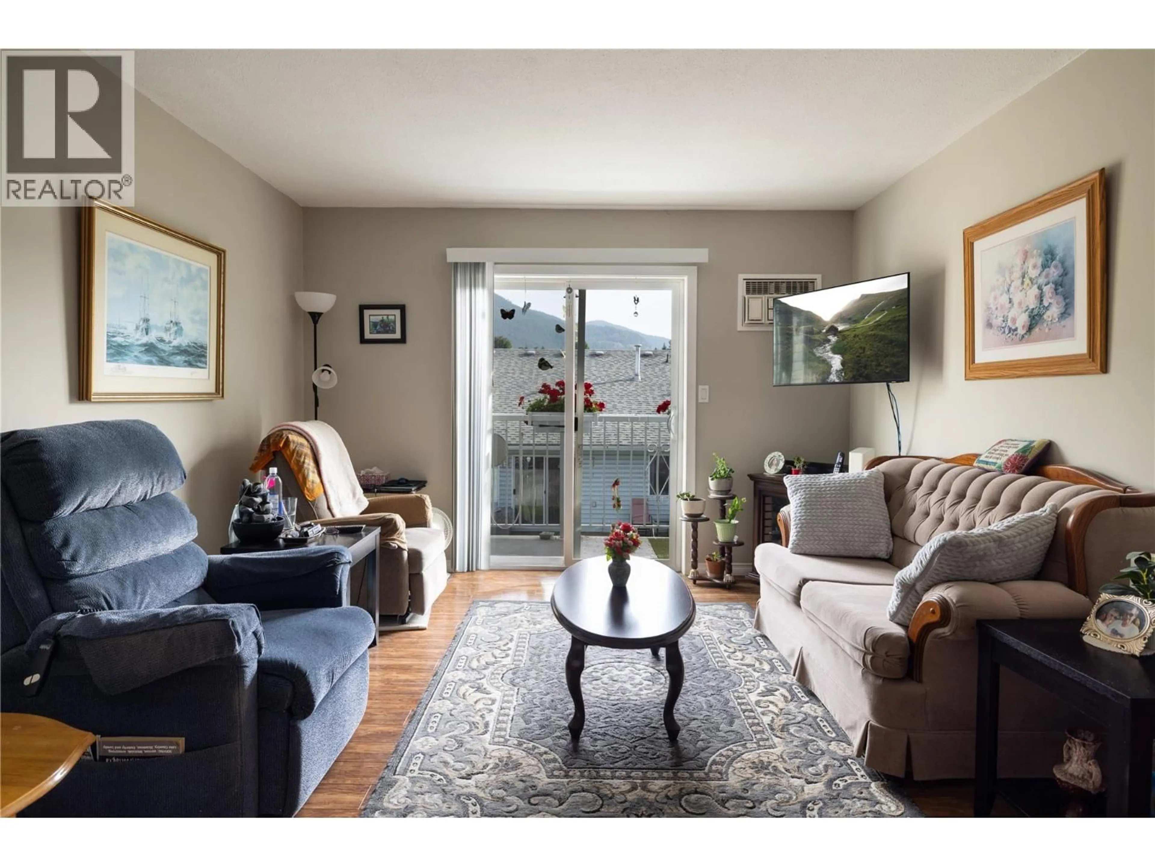 Living room with furniture, wood/laminate floor for 207 - 2985 SMITH DRIVE, Armstrong British Columbia V4Y0K6