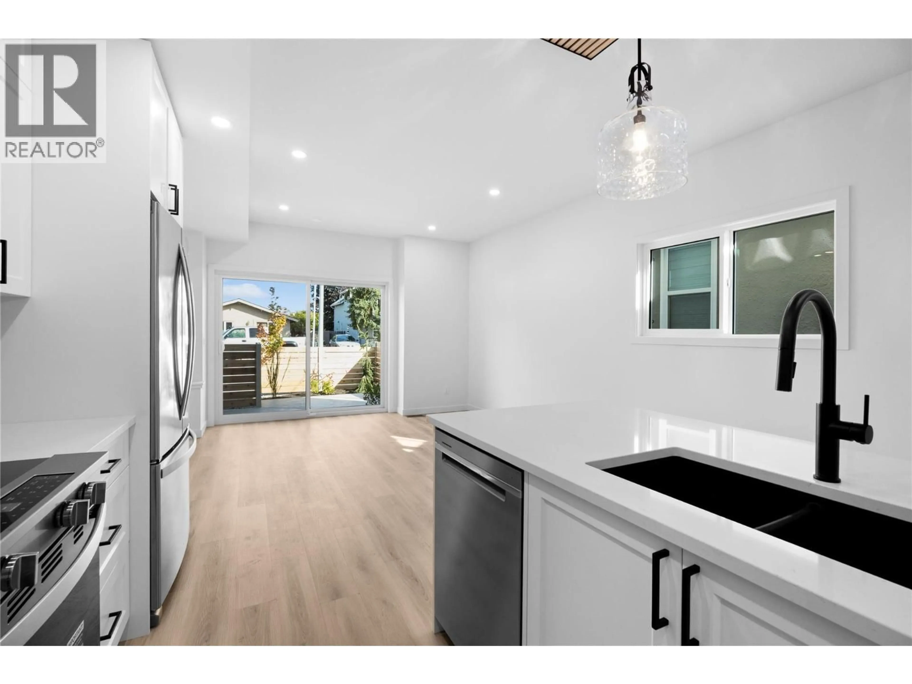Open concept kitchen, ceramic/tile floor for 102 - 424 BENNETT AVENUE, Penticton British Columbia V2A2P6
