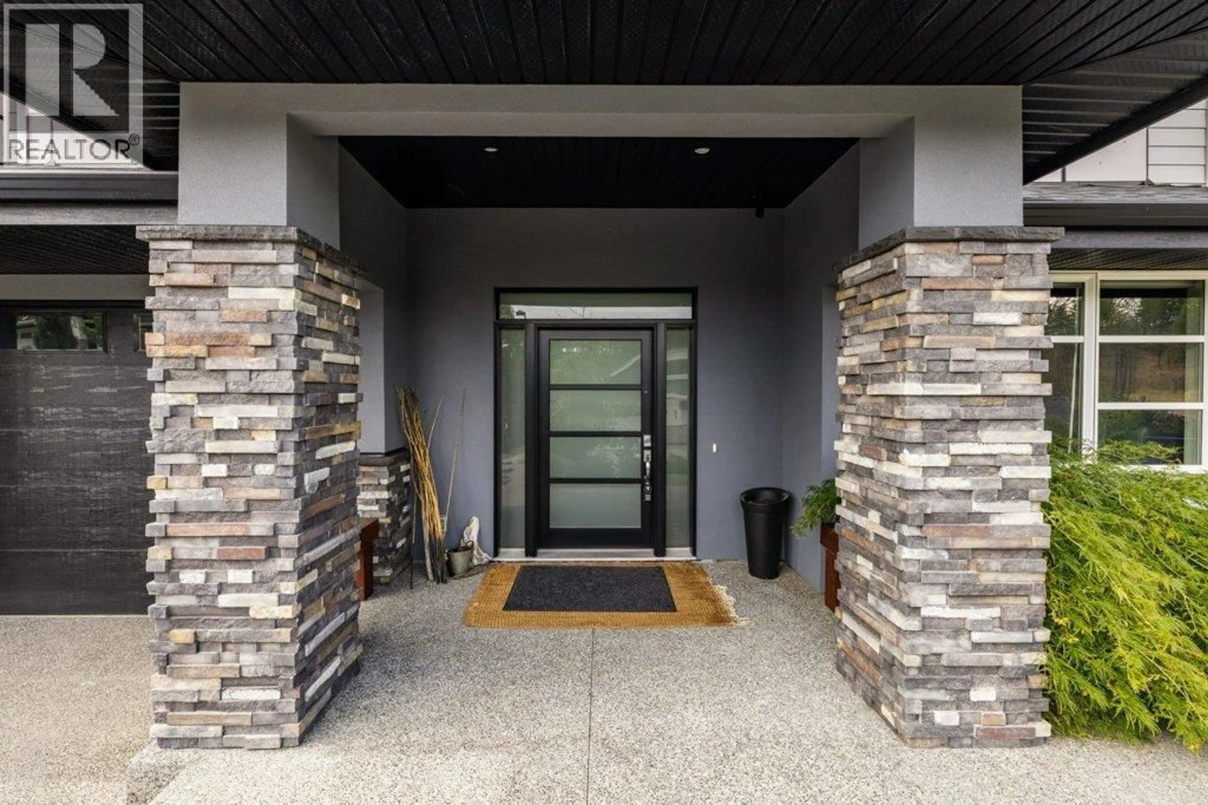 Indoor foyer for 288 UPPER CANYON DRIVE NORTH, Kelowna British Columbia V1V3C7