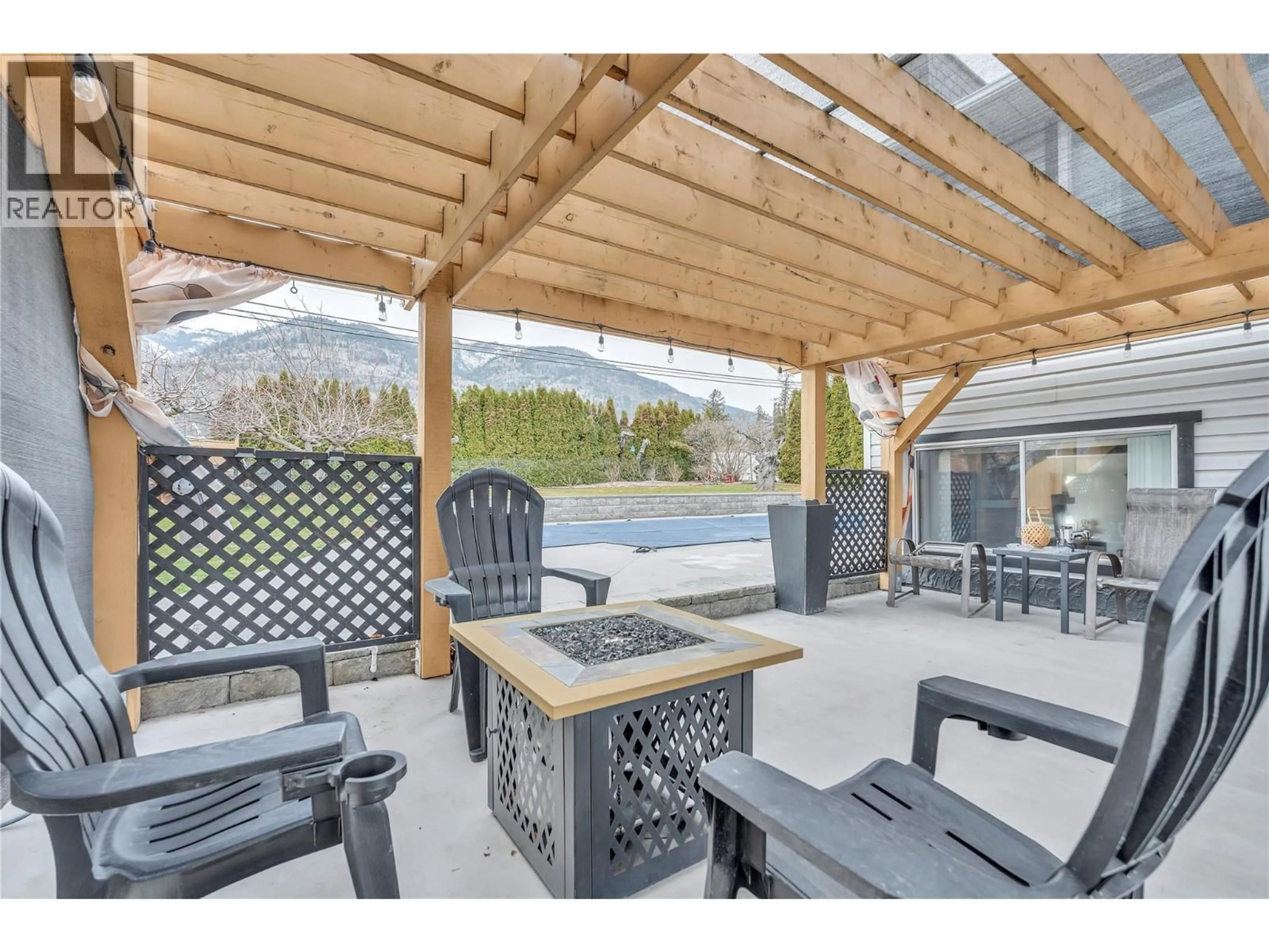 Patio, mountain view for 386 ROAD 11 ROAD, Oliver British Columbia V0H1T1