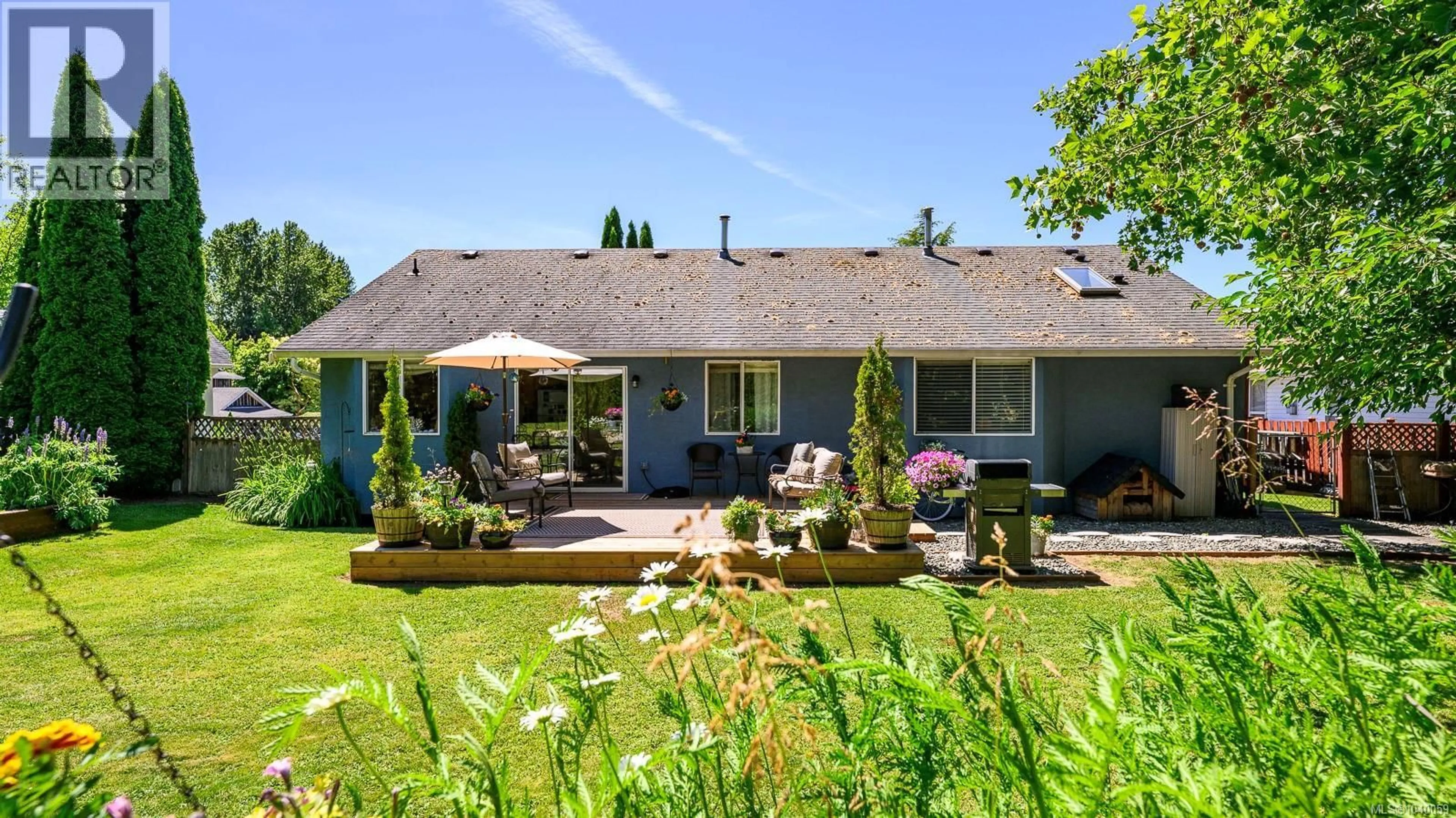 A pic from outside/outdoor area/front of a property/back of a property/a pic from drone, street for 2115 DRAKE PLACE, Courtenay British Columbia V9N8Y8