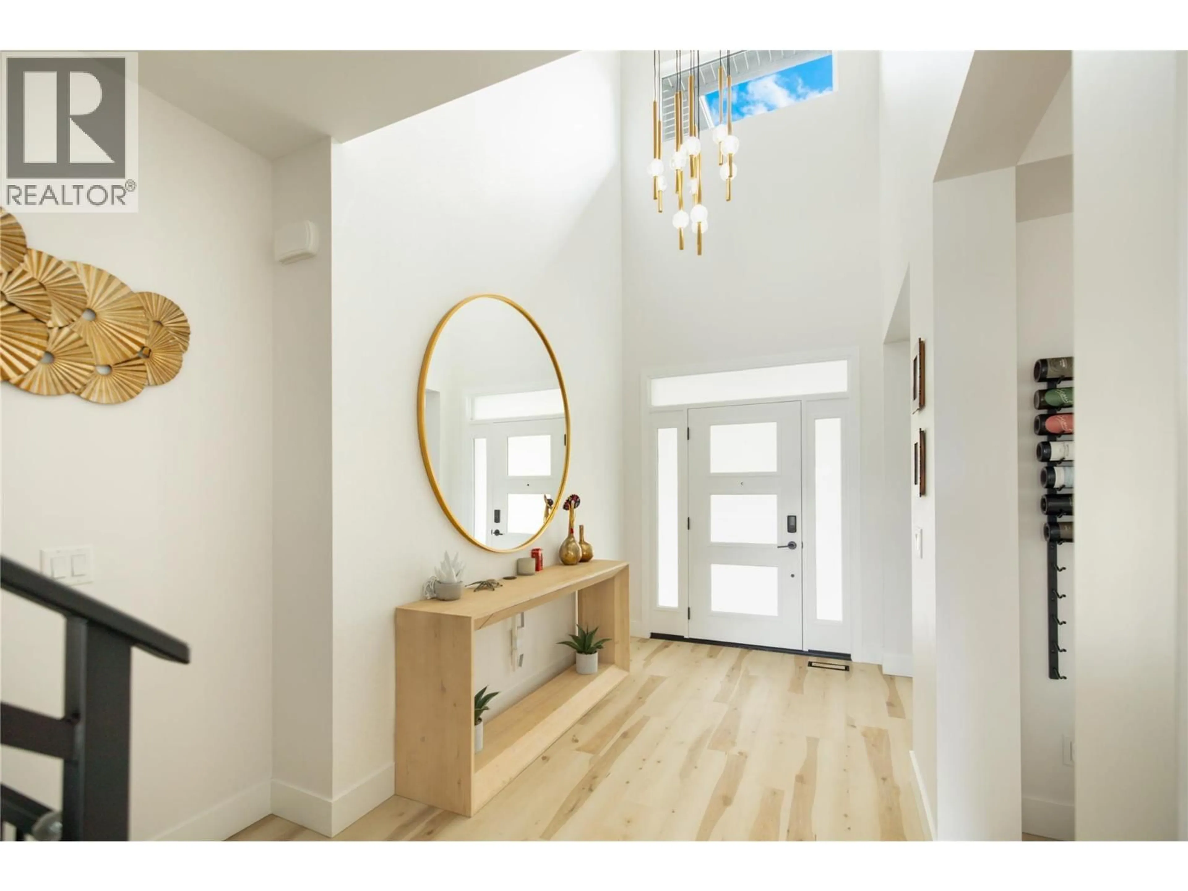 Indoor entryway for 5326 PTARMIGAN STREET, Kelowna British Columbia V1W5A4