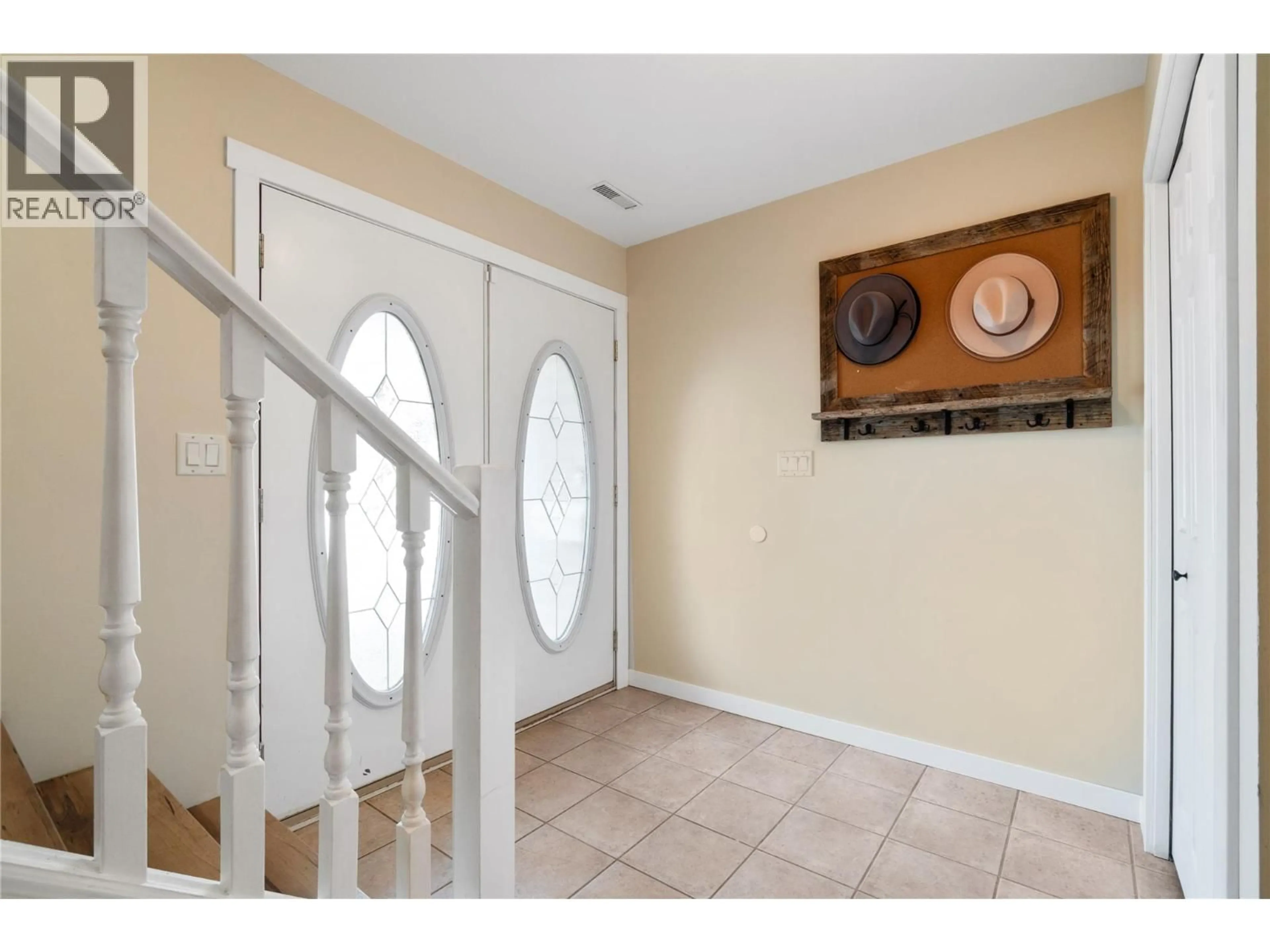 Indoor entryway for 16 - 801 20 STREET NORTHEAST, Salmon Arm British Columbia V1E2R7