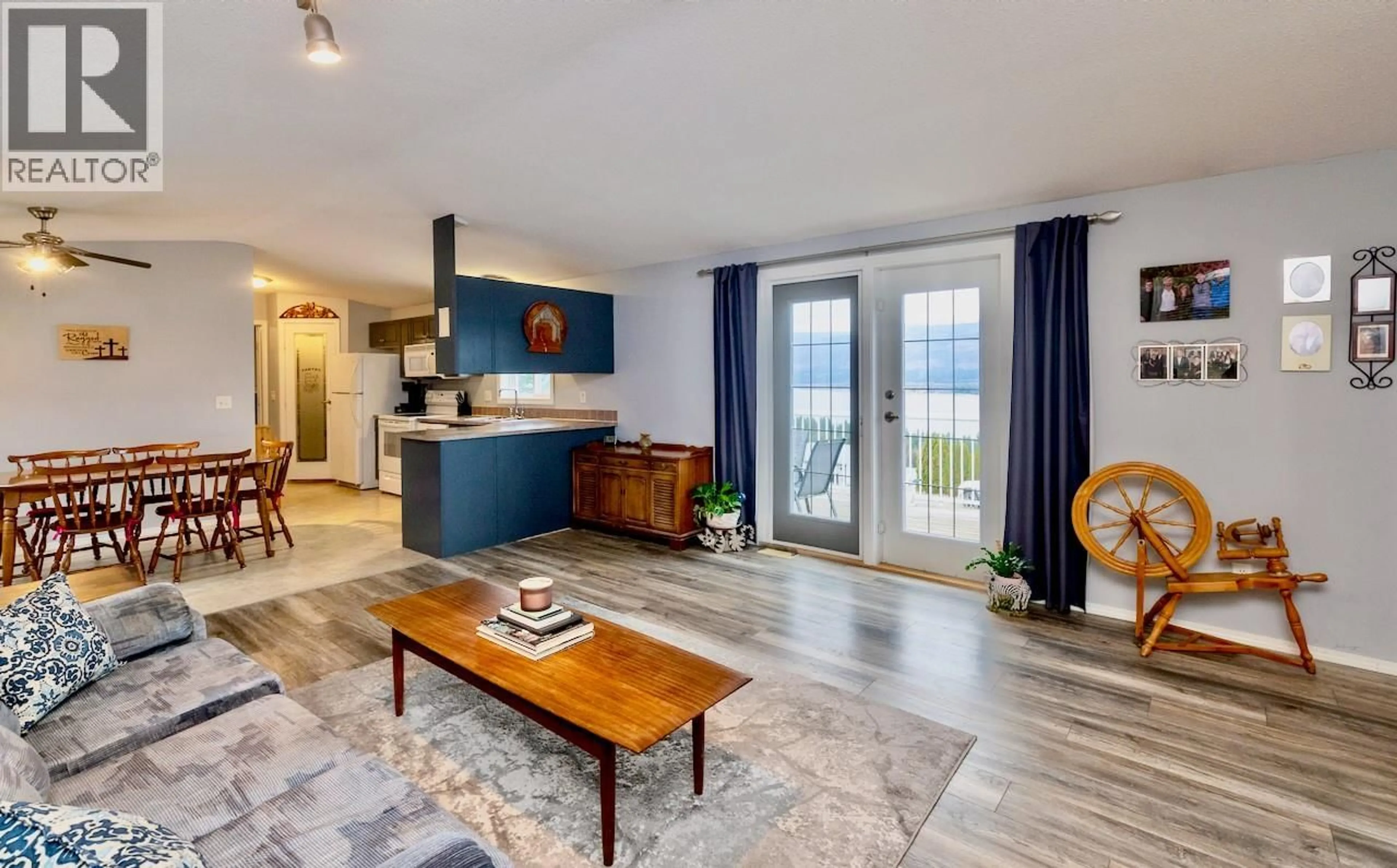 Open concept kitchen, wood/laminate floor for 61 - 1510 TRANS CANADA HIGHWAY, Sorrento British Columbia V0E2W0