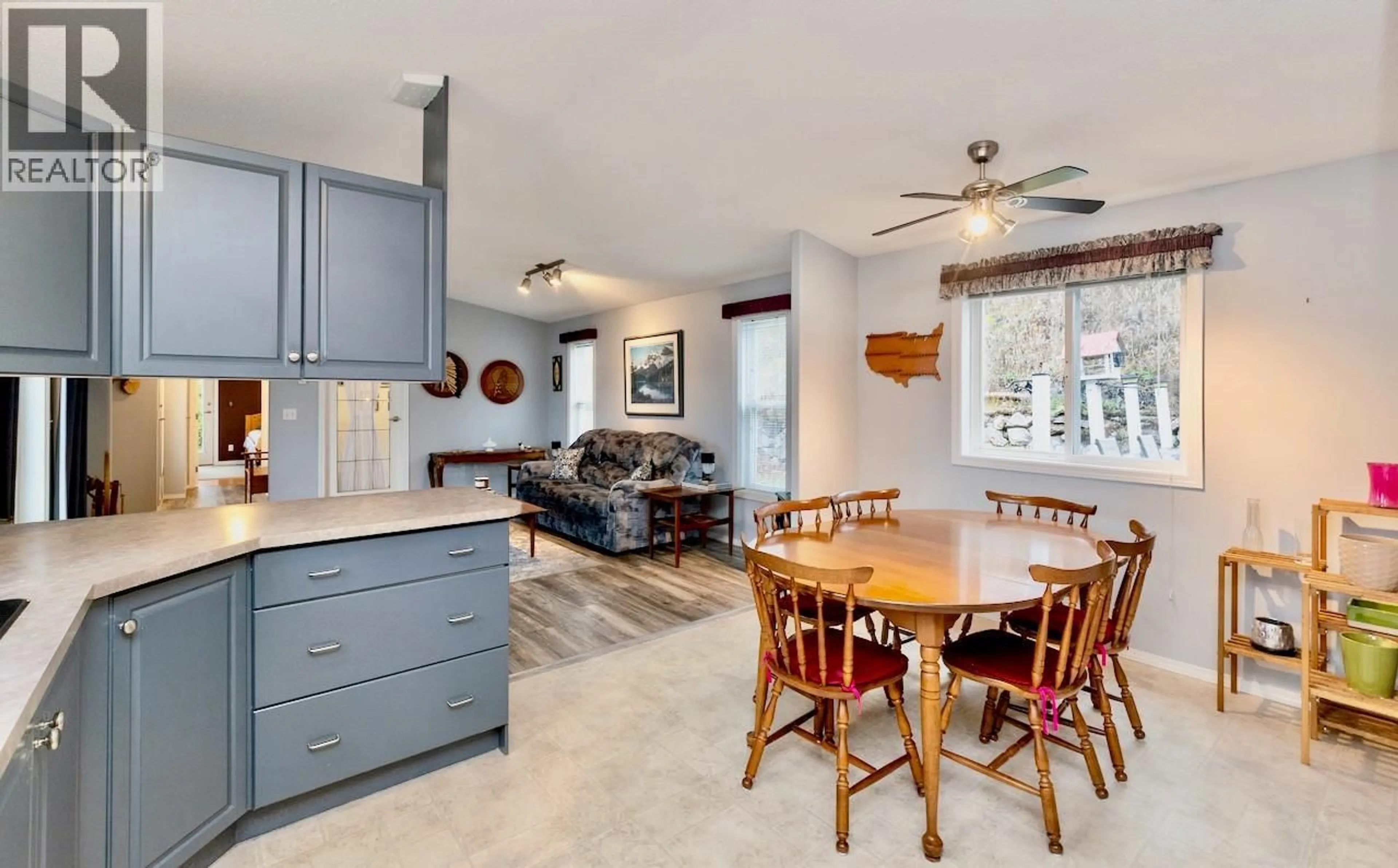 Open concept kitchen, ceramic/tile floor for 61 - 1510 TRANS CANADA HIGHWAY, Sorrento British Columbia V0E2W0