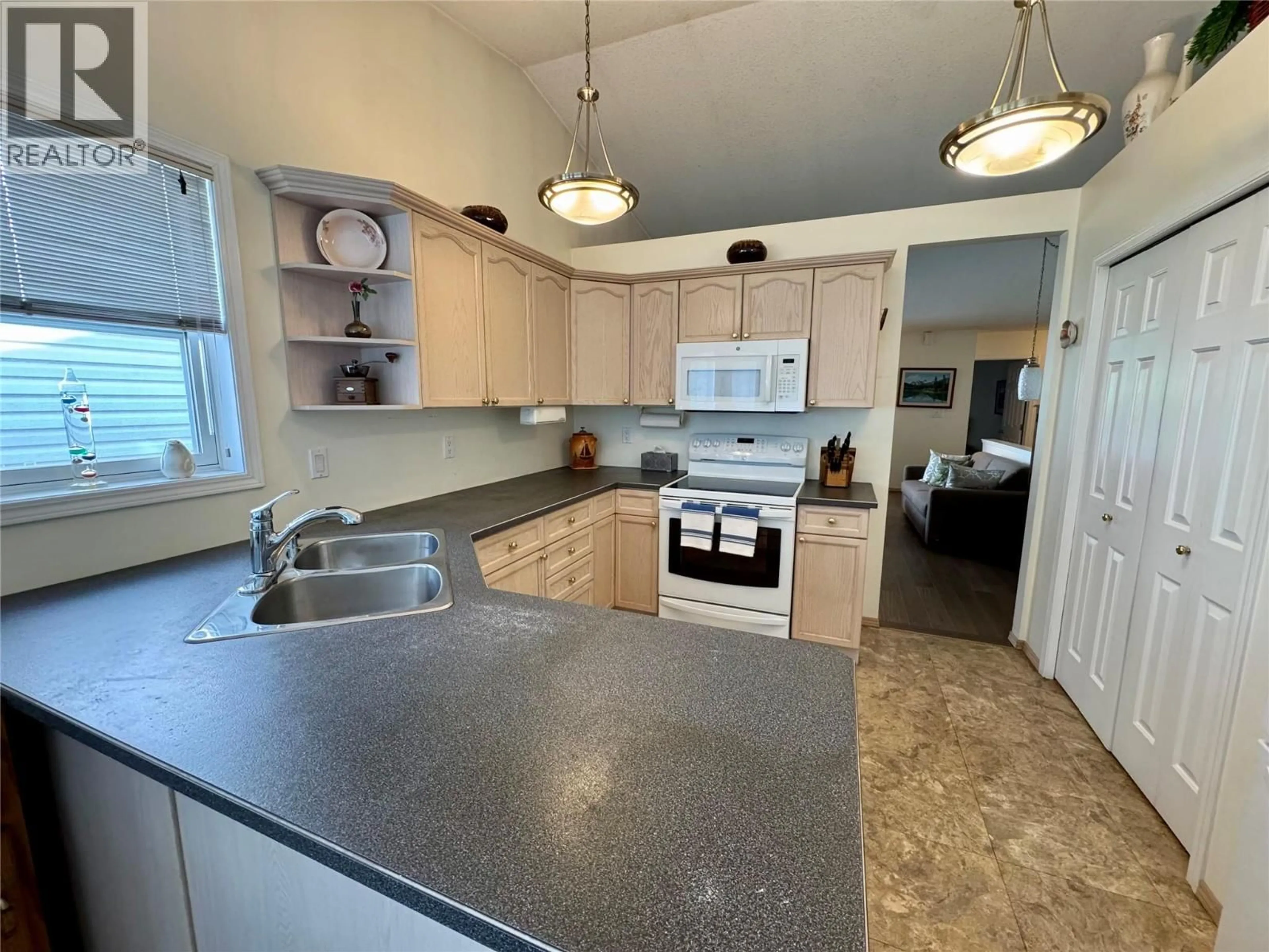Open concept kitchen, unknown for 4 - 7559 COLUMBIA AVENUE, Radium Hot Springs British Columbia V0A1M0