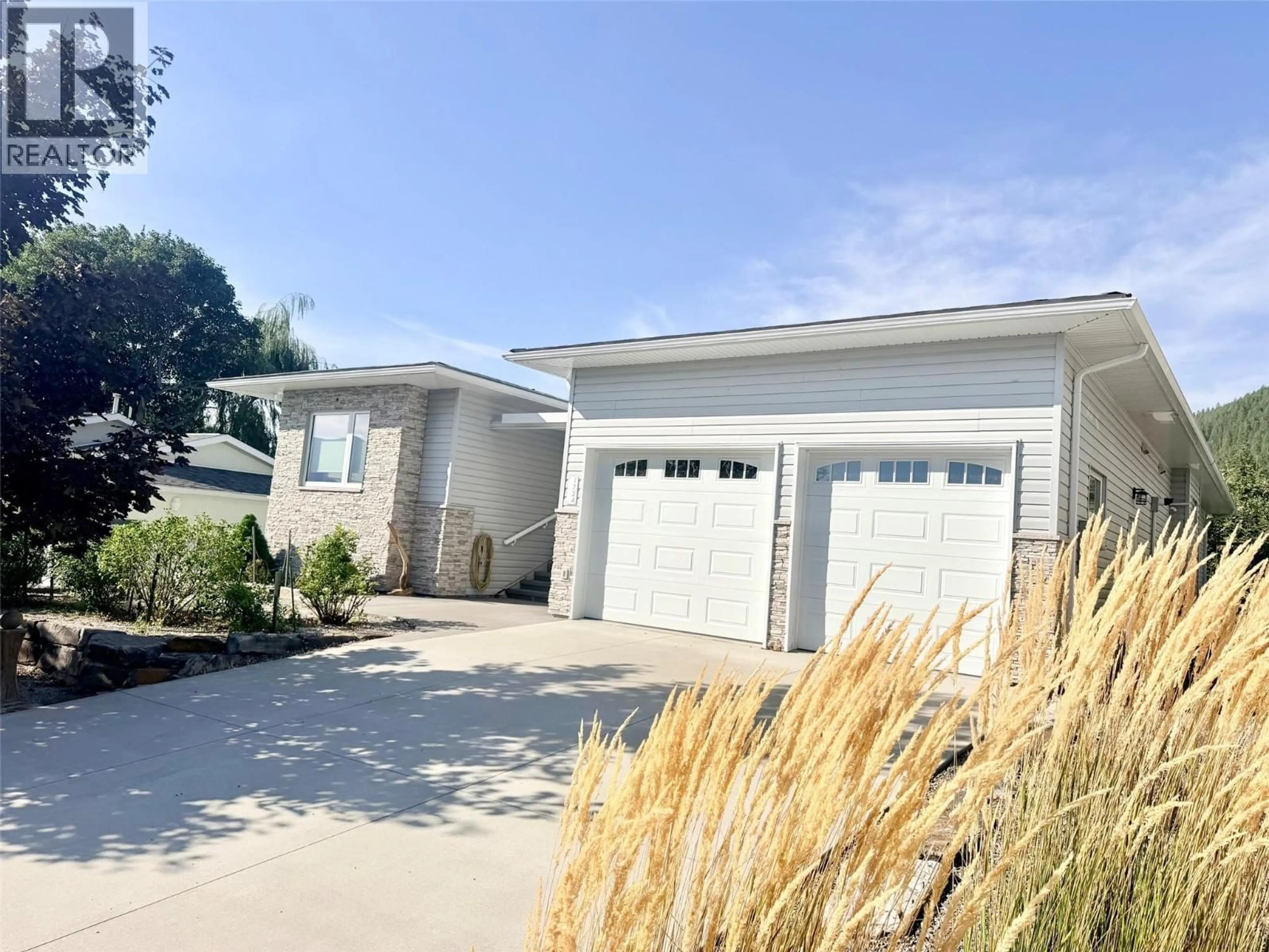 Home with vinyl exterior material, street for 1724 ALDER STREET, Creston British Columbia V0B1G5