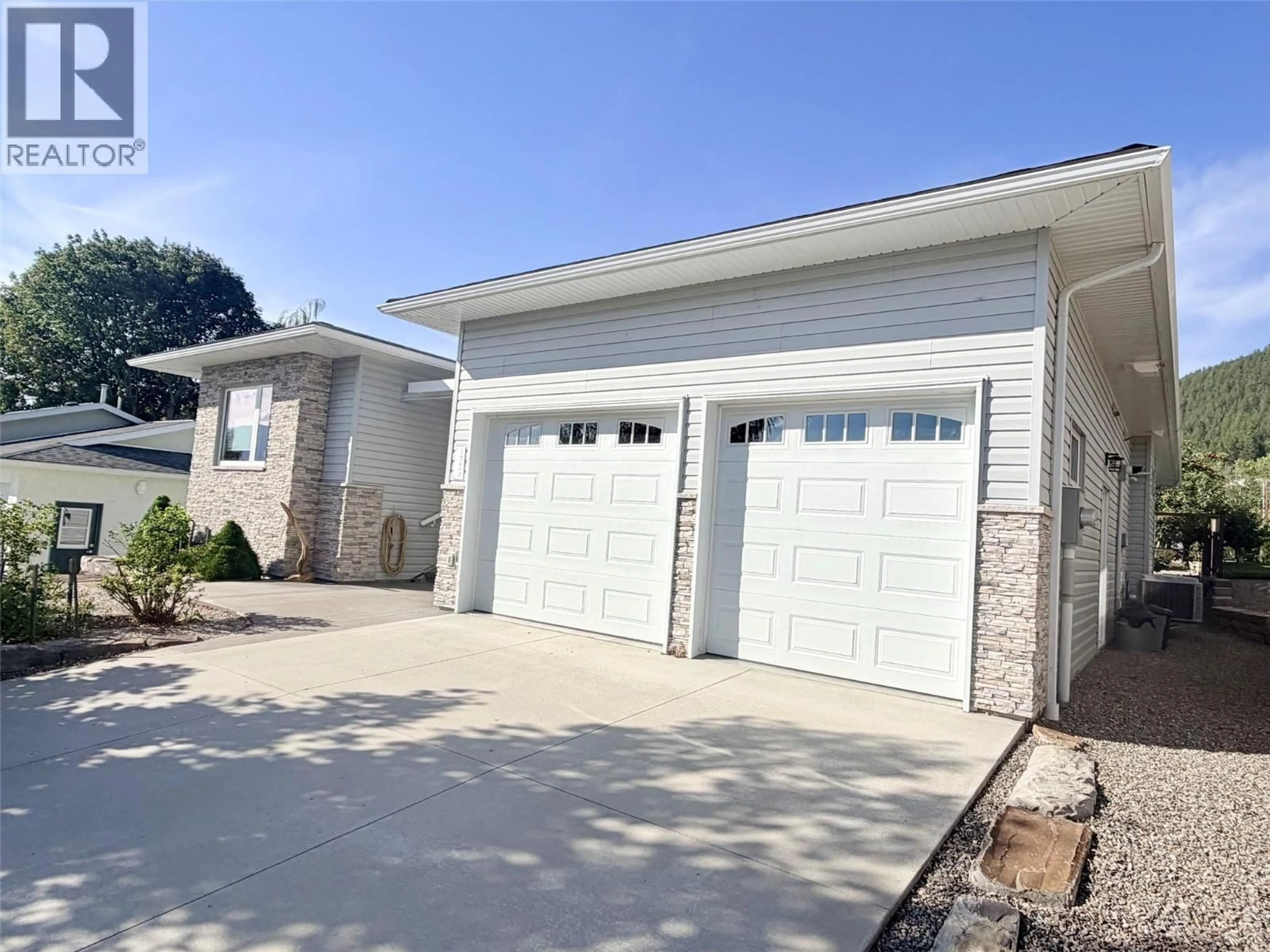 Home with vinyl exterior material, street for 1724 ALDER STREET, Creston British Columbia V0B1G5