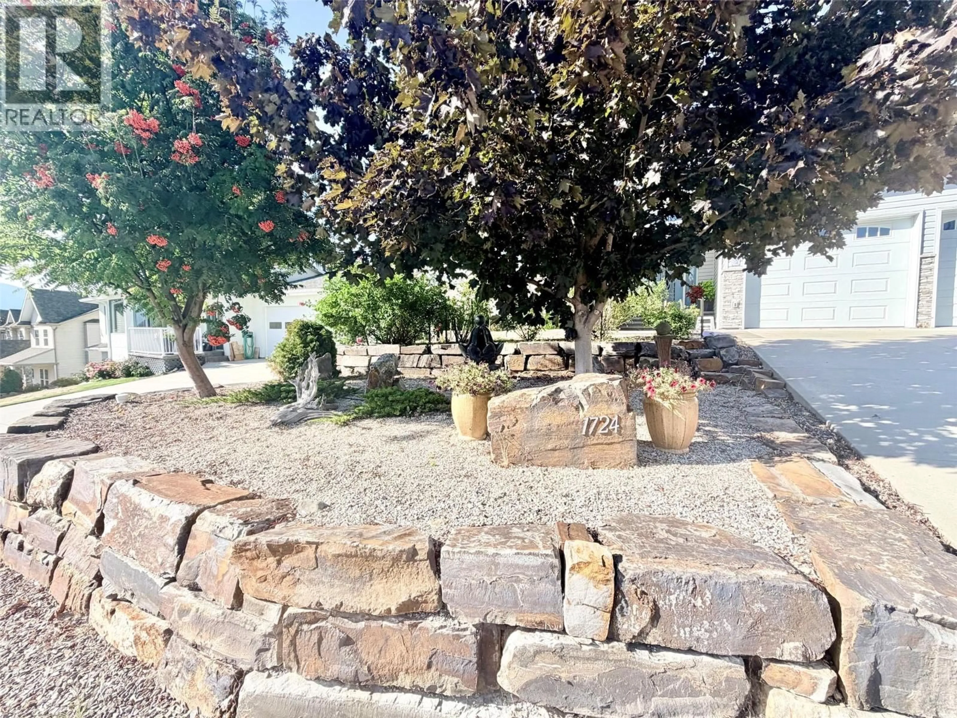 A pic from outside/outdoor area/front of a property/back of a property/a pic from drone, street for 1724 ALDER STREET, Creston British Columbia V0B1G5