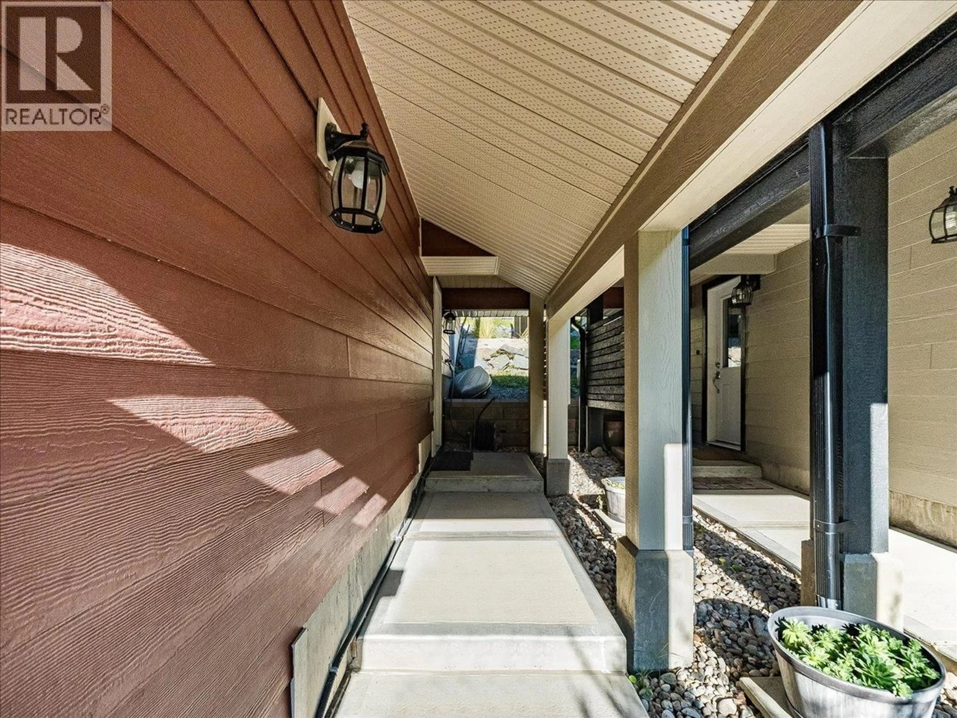 Indoor entryway for 800A REDSTONE DRIVE, Rossland British Columbia V0G1Y0