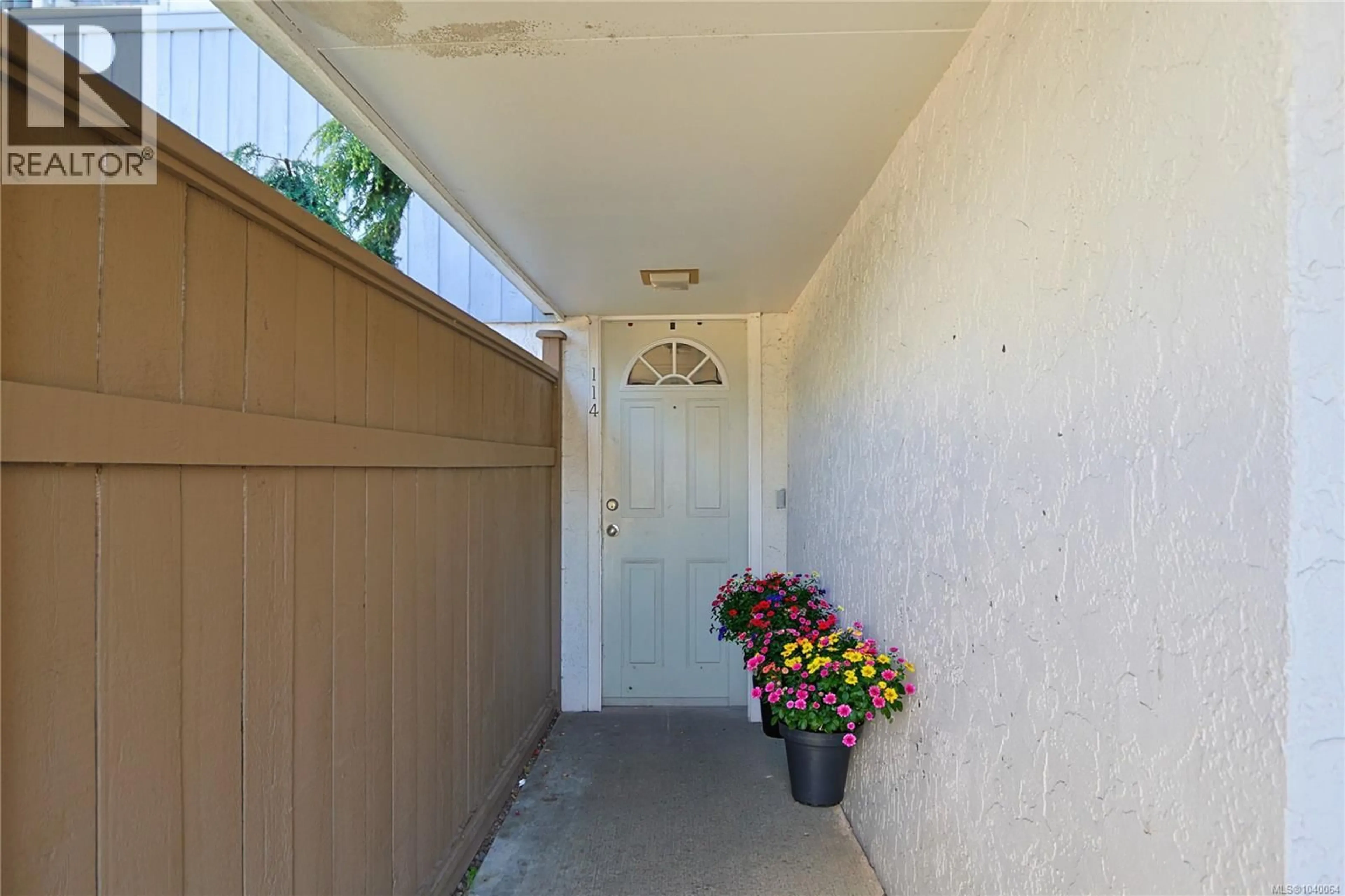 Indoor entryway for 114 - 724 SEA TERRACE, Victoria British Columbia V9A3R6