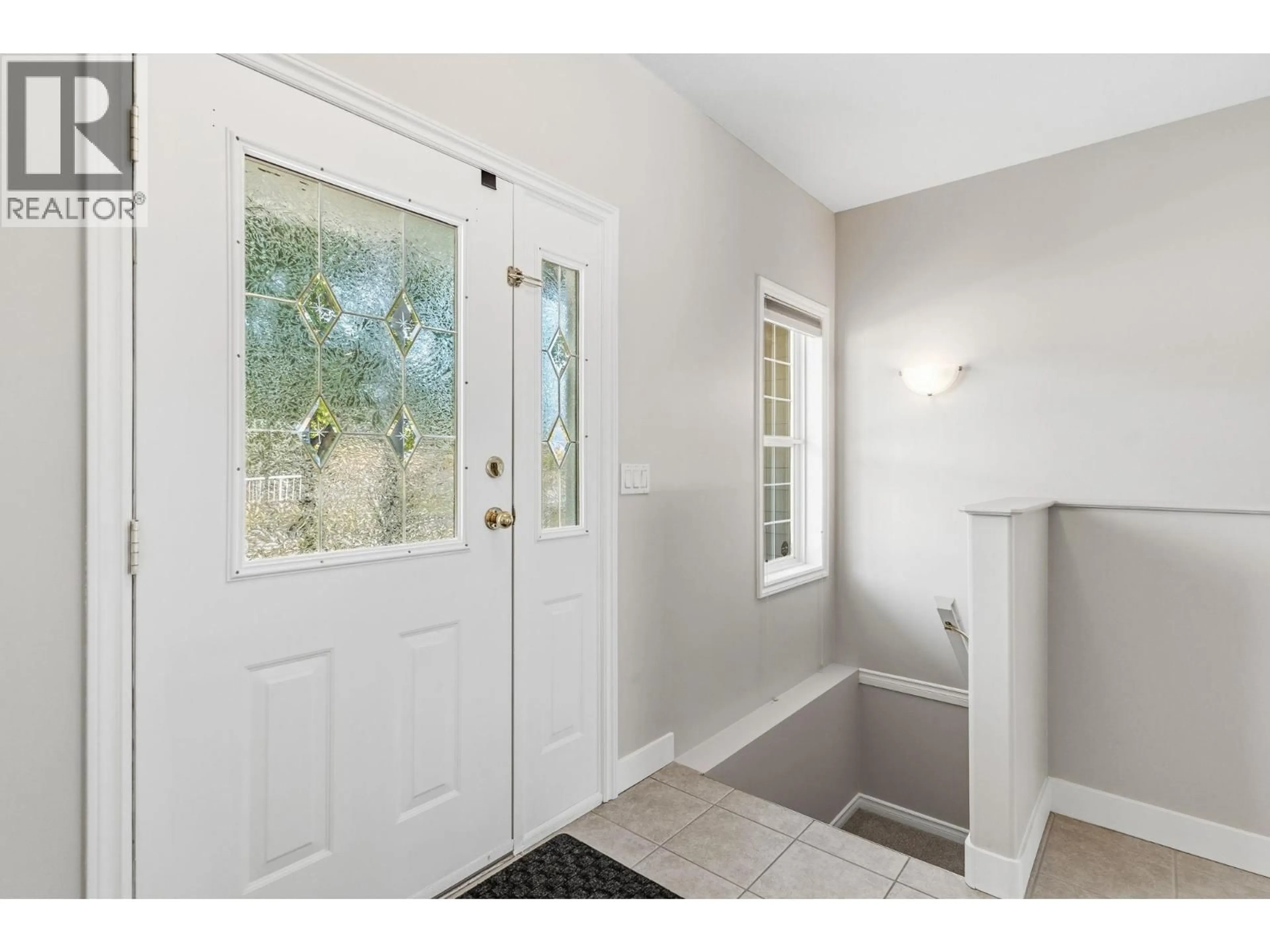 Indoor entryway for 416 QUILCHENA DRIVE, Kelowna British Columbia V1W4T7