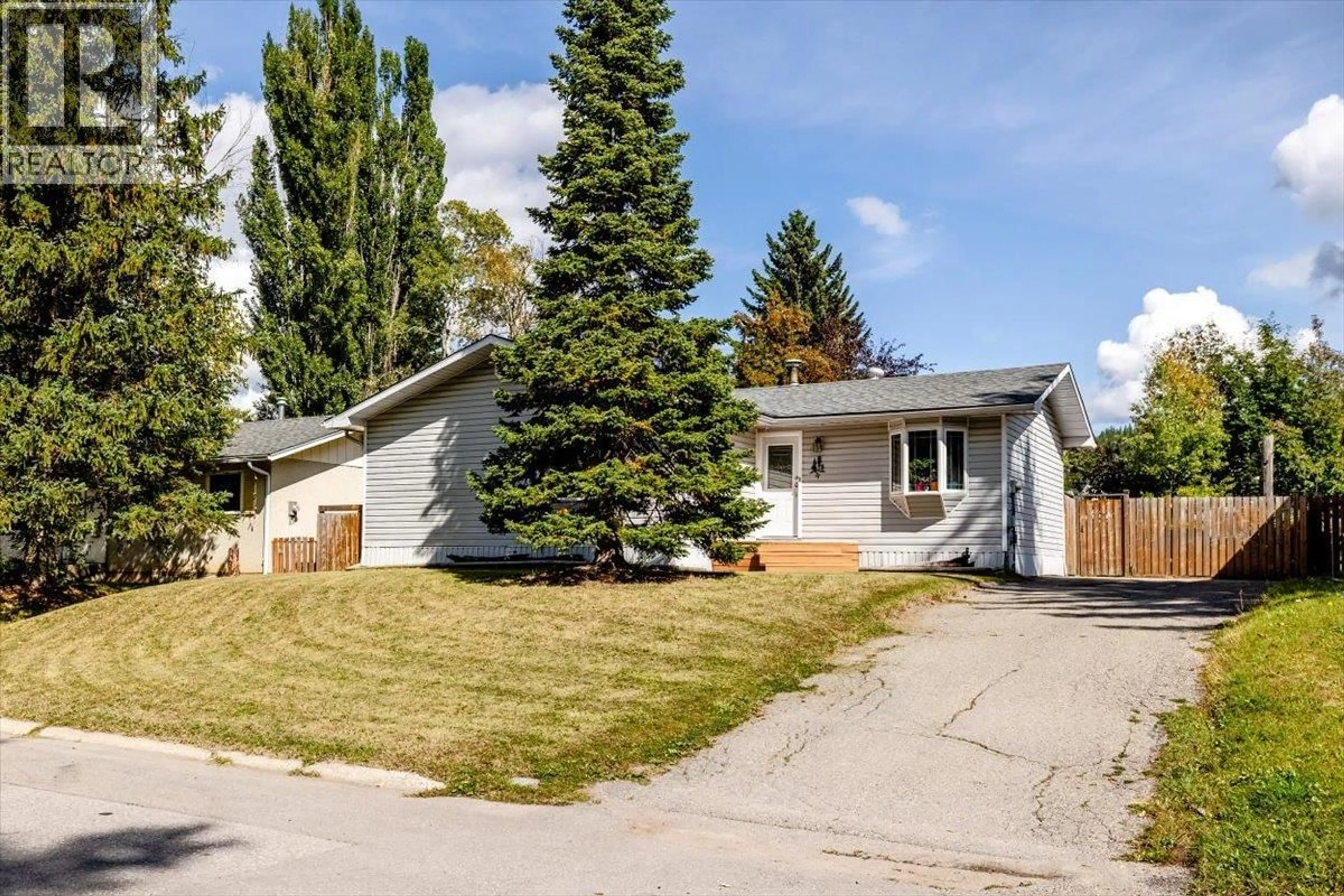 Home with vinyl exterior material, street for 4 RIDGEMONT AVENUE, Fernie British Columbia V0B1M2