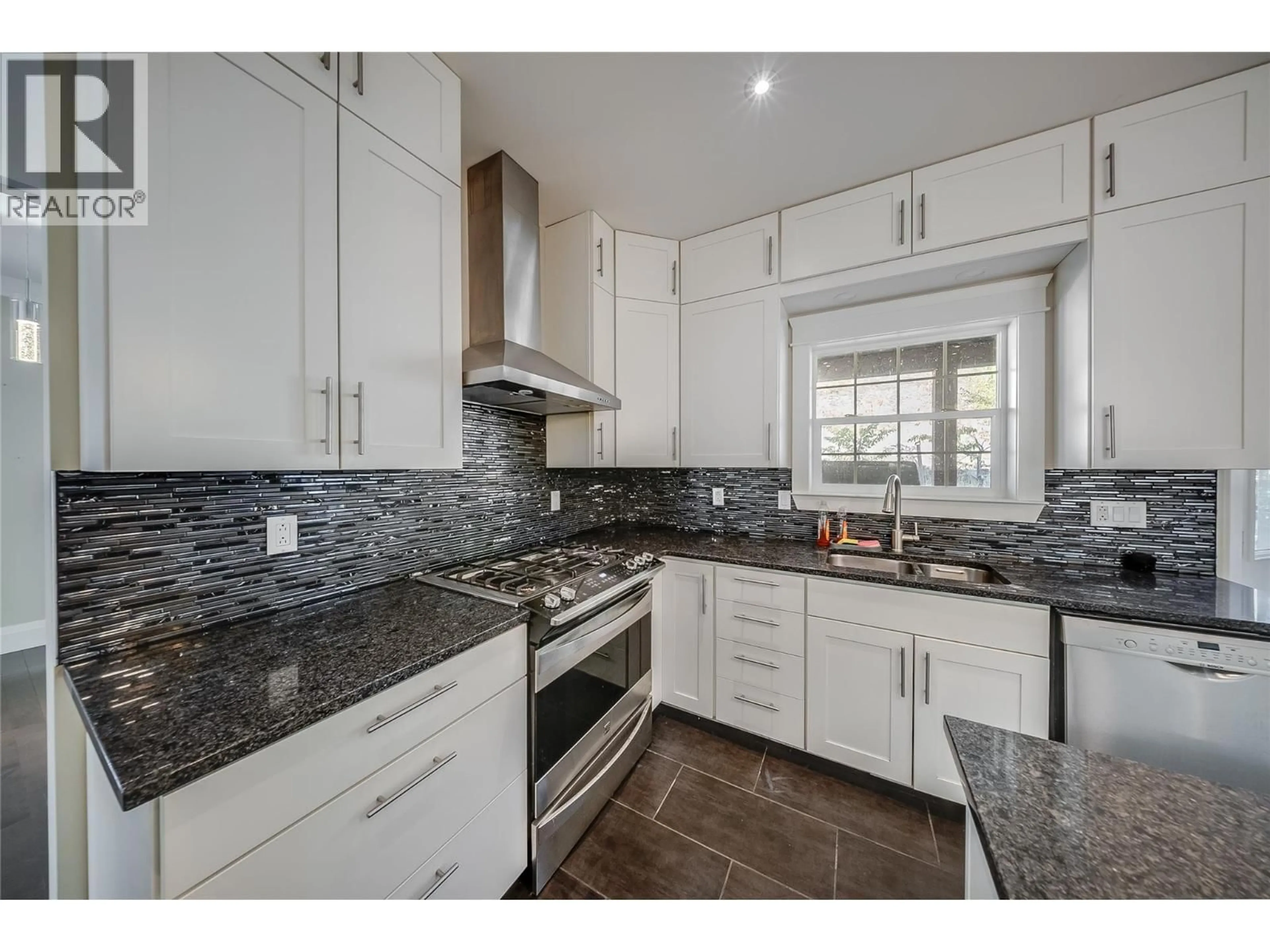 Open concept kitchen, ceramic/tile floor for 3732 5TH AVENUE, Castlegar British Columbia V1N4Y4
