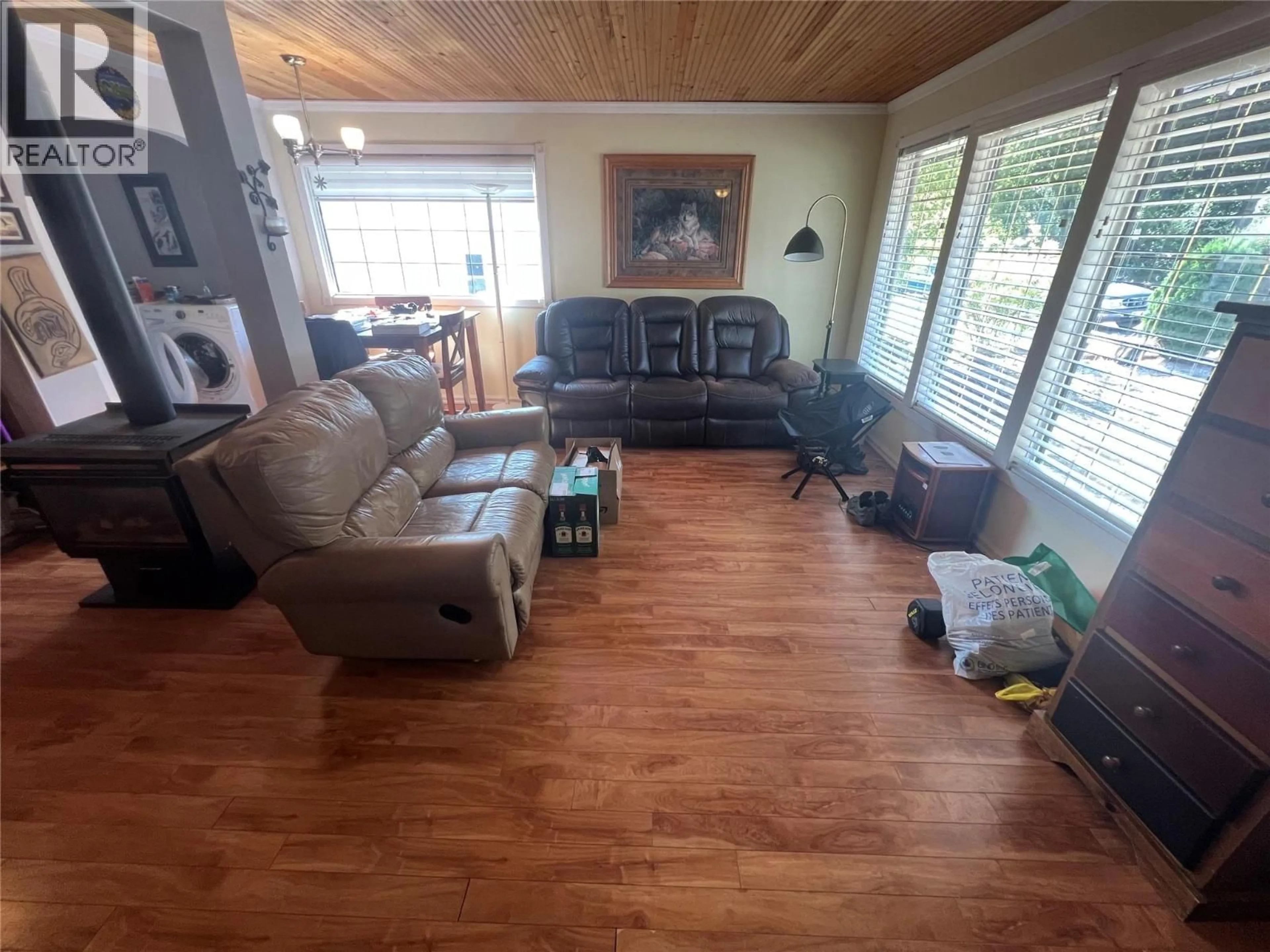 Living room with furniture, wood/laminate floor for 1116 MARIANNA CRESCENT, Trail British Columbia V1R1C7