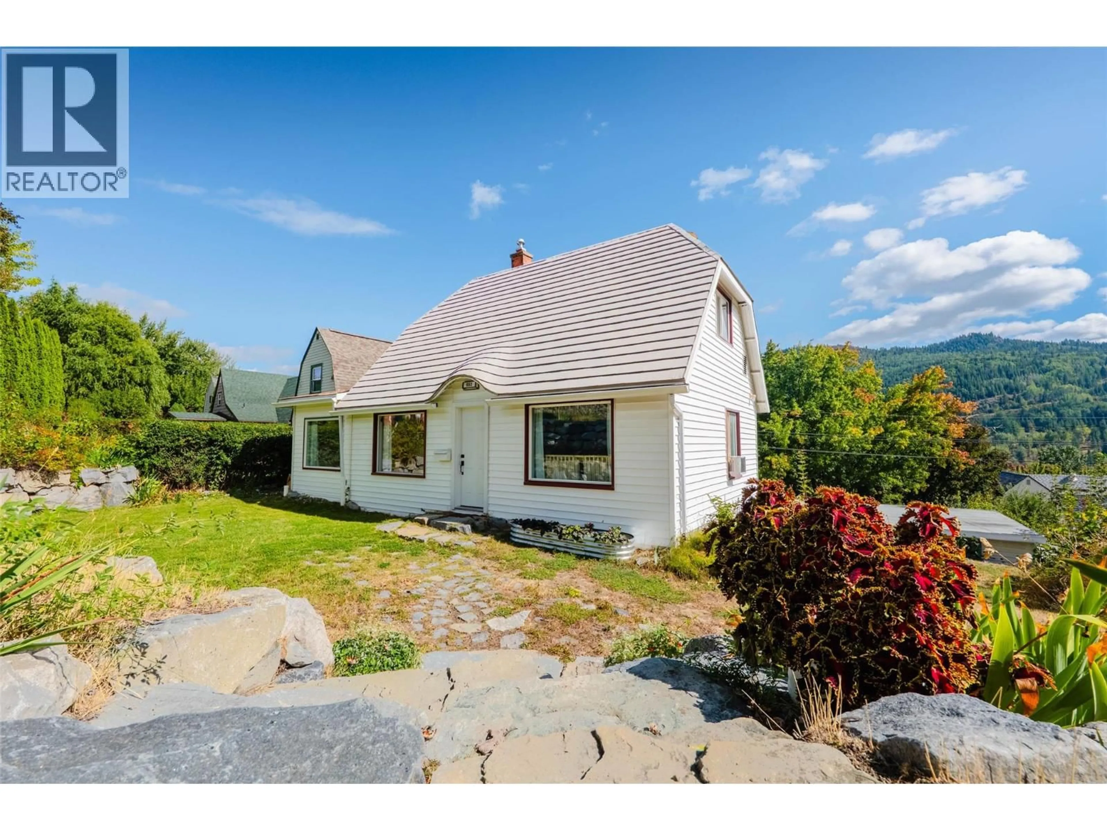 A pic from outside/outdoor area/front of a property/back of a property/a pic from drone, mountain view for 660 DICKENS STREET, Warfield British Columbia V1R2B6