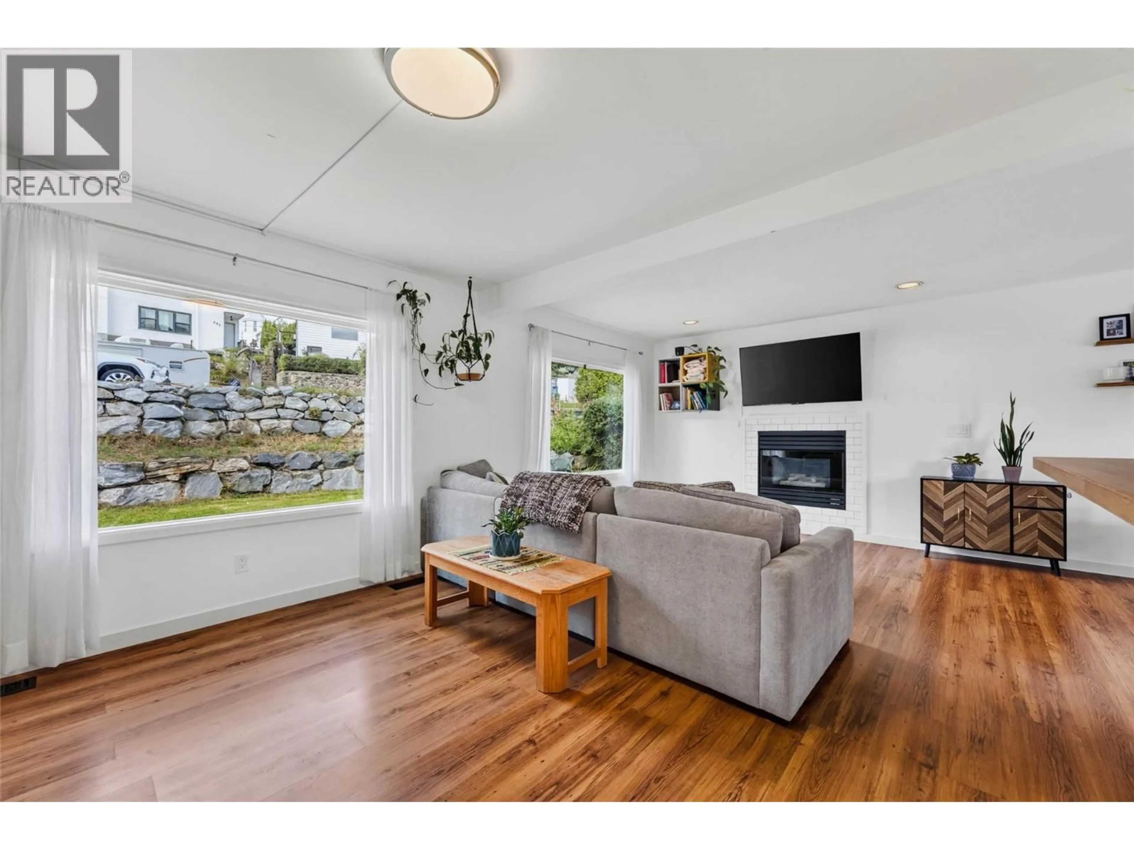 Living room with furniture, wood/laminate floor for 660 DICKENS STREET, Warfield British Columbia V1R2B6