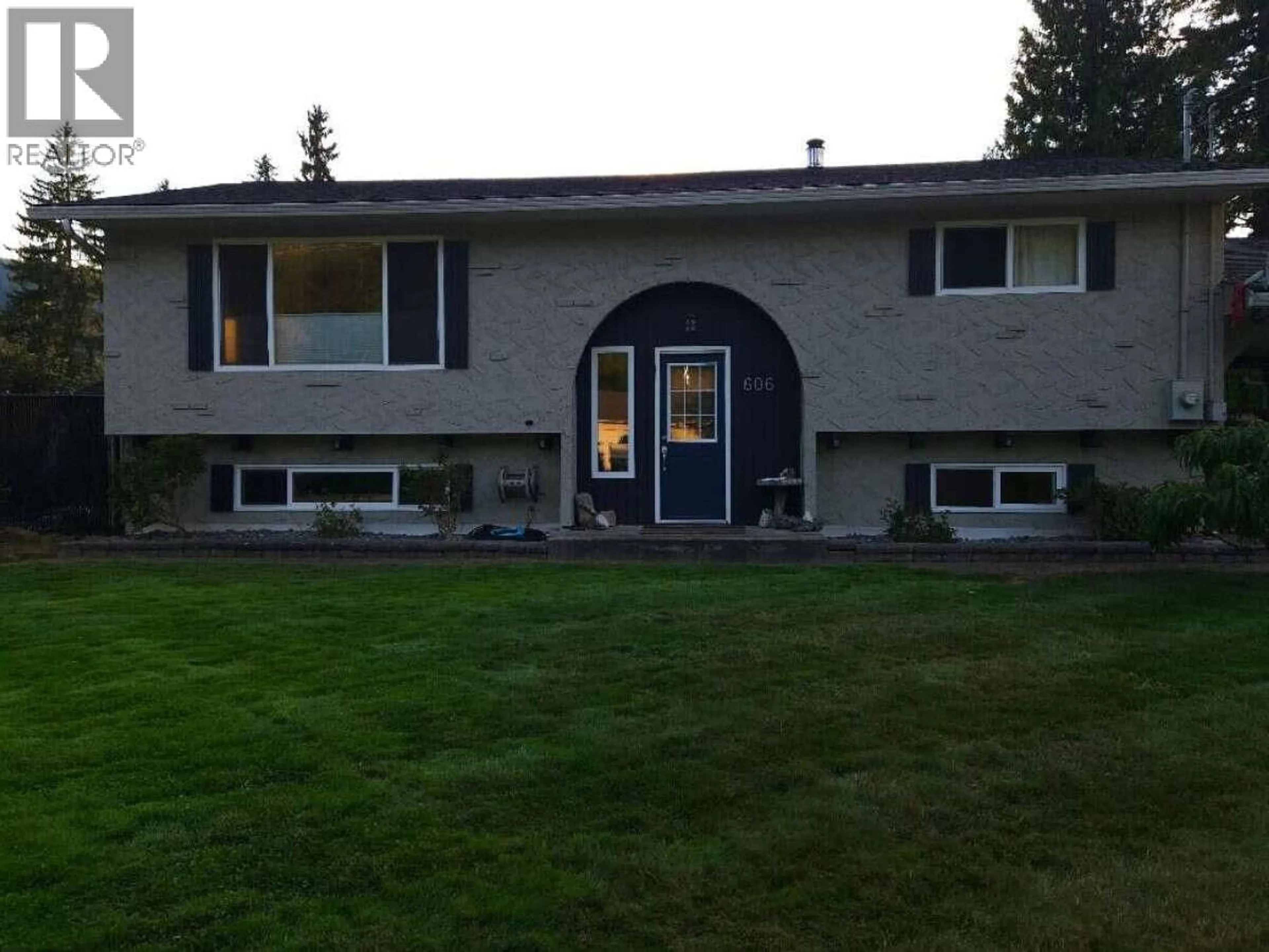 Home with vinyl exterior material, street for 606 GILLIS AVENUE, Sicamous British Columbia V0E2V1