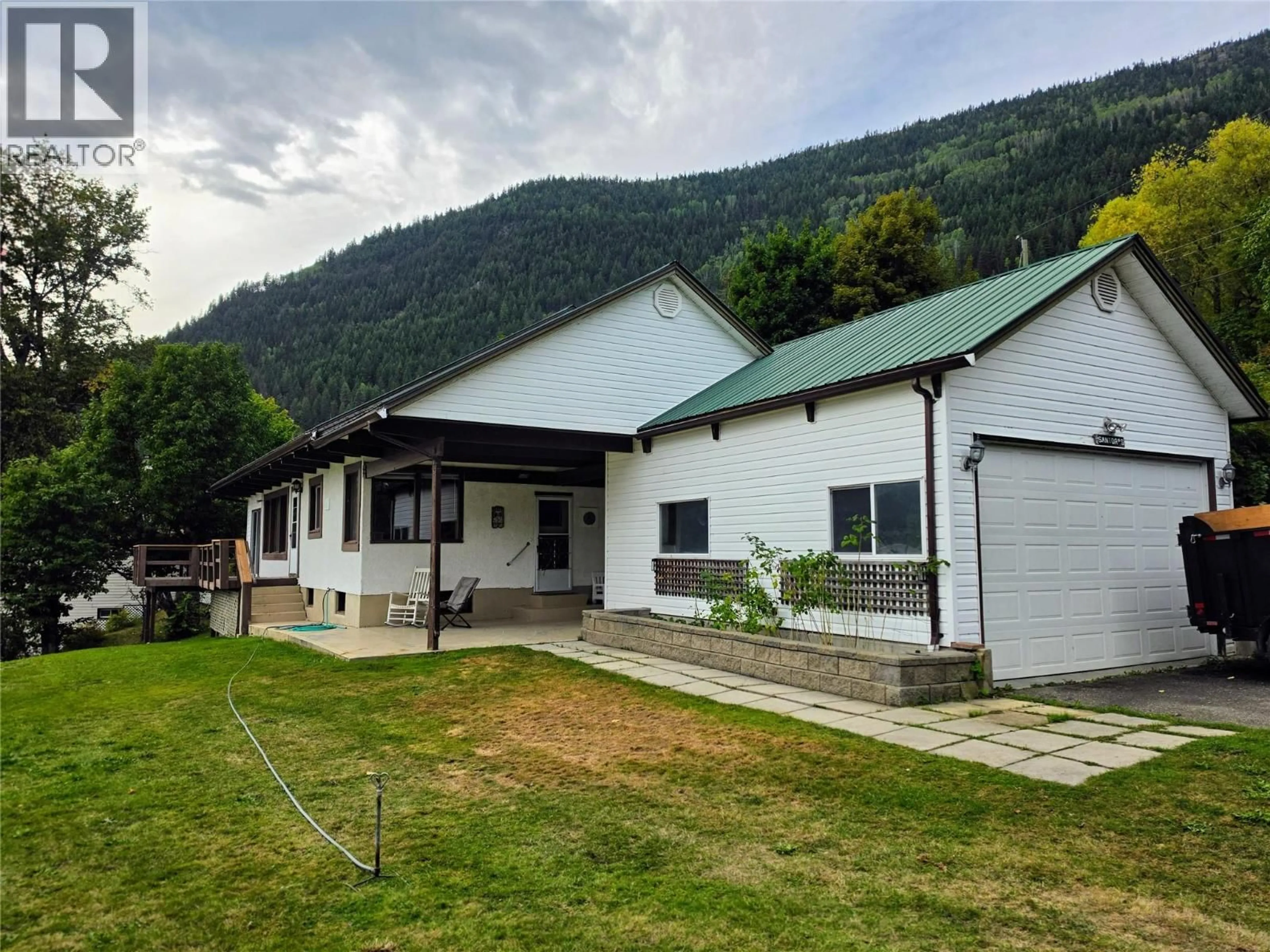 A pic from outside/outdoor area/front of a property/back of a property/a pic from drone, mountain view for 582 VALHALLA ROAD, Nelson British Columbia V1L6M6