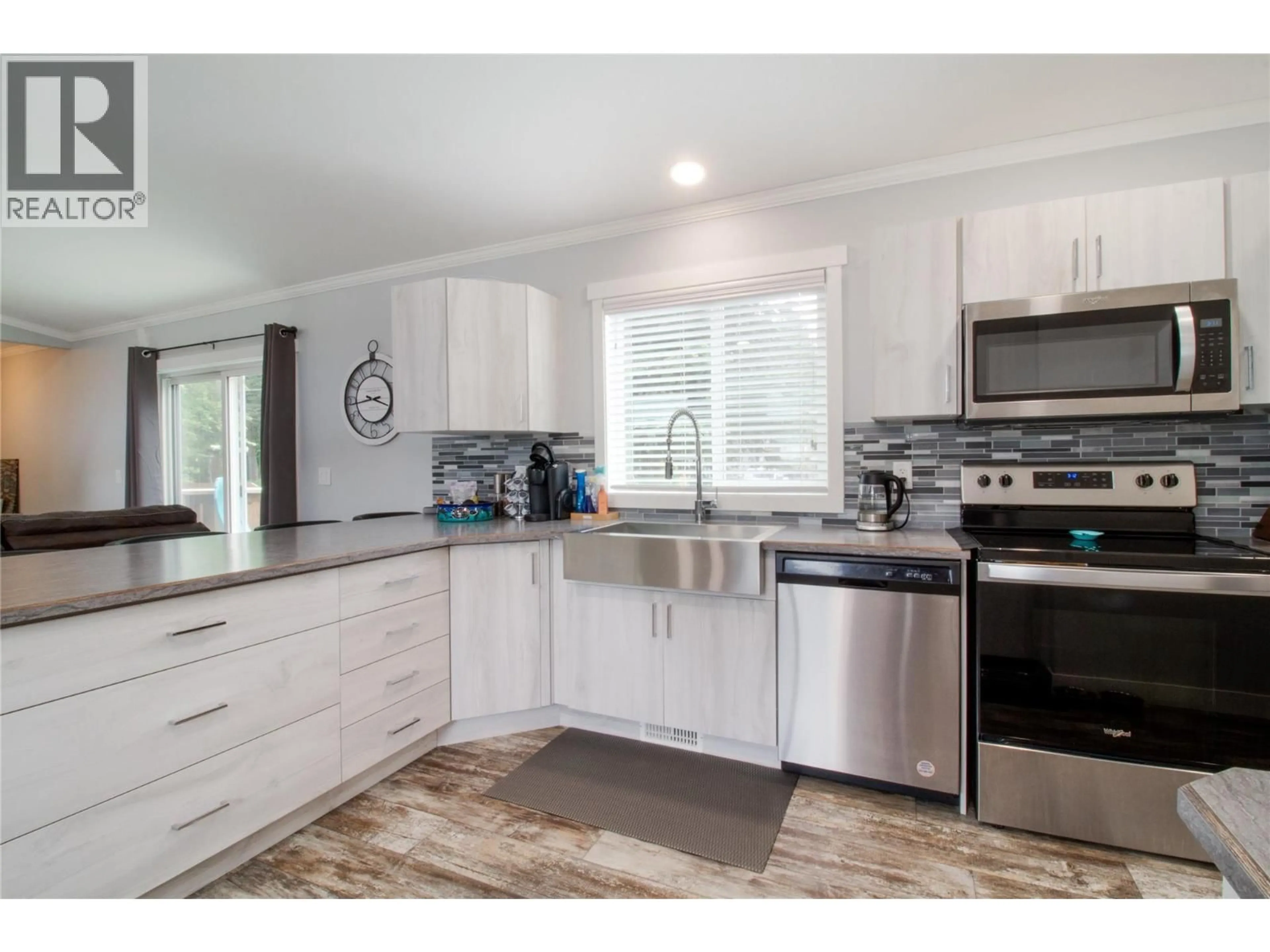 Open concept kitchen, wood/laminate floor for 16 - 978 LUNDELL ROAD, Revelstoke British Columbia V0E2S0