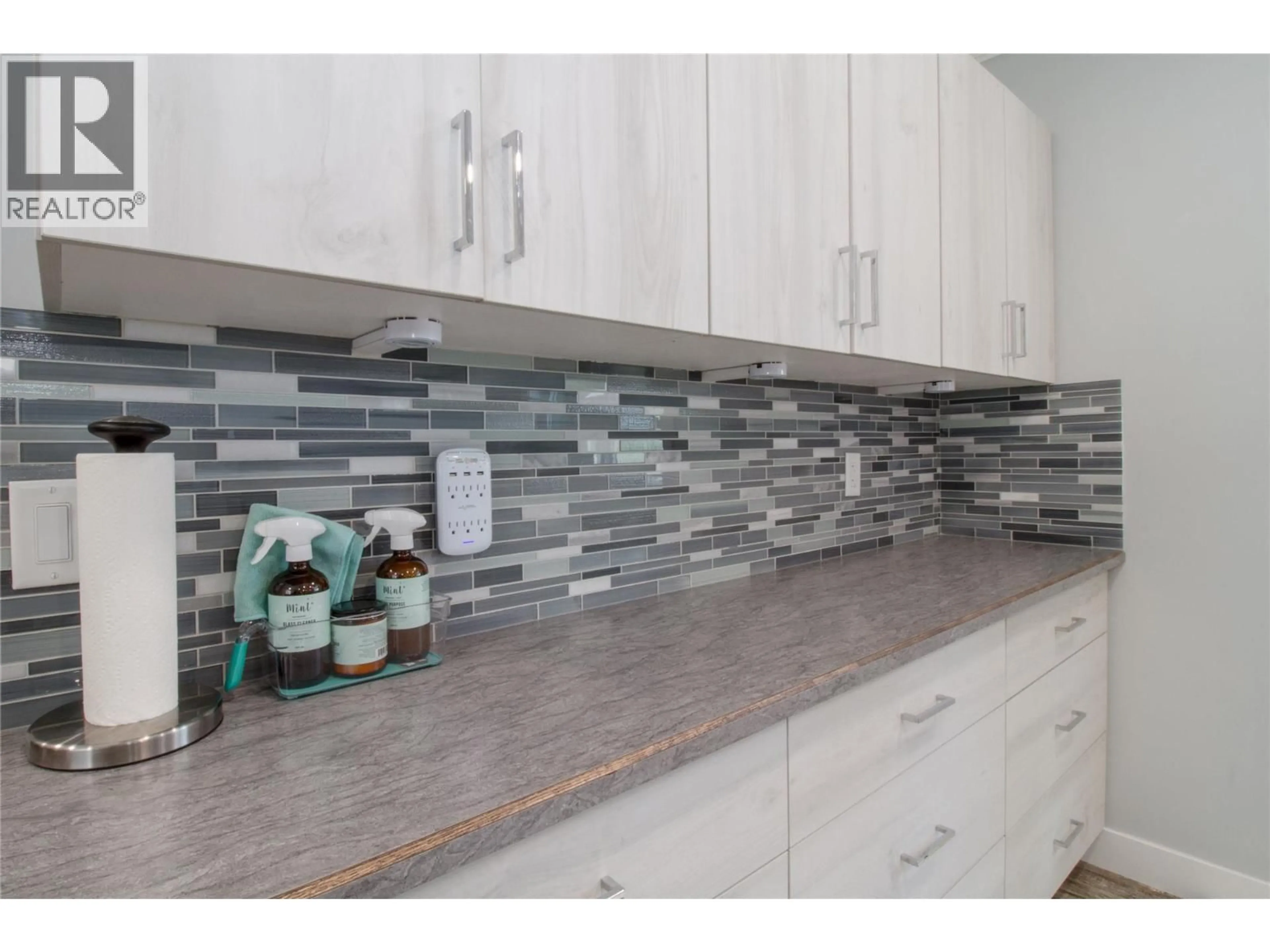 Contemporary kitchen, ceramic/tile floor for 16 - 978 LUNDELL ROAD, Revelstoke British Columbia V0E2S0