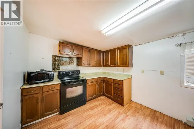 1427 AIRPORT ROAD, Salmo 5