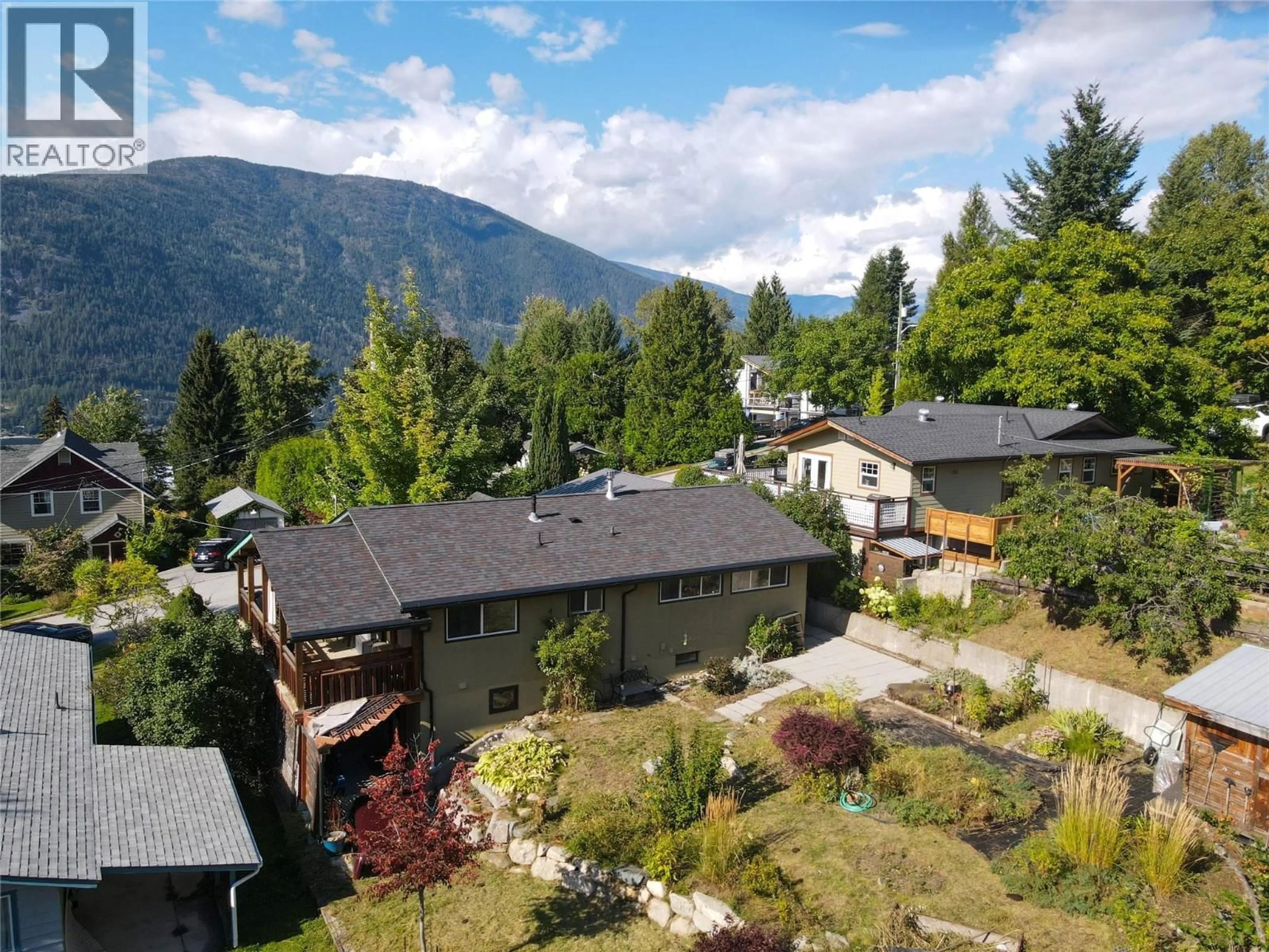 A pic from outside/outdoor area/front of a property/back of a property/a pic from drone, mountain view for 518 DELBRUCK STREET, Nelson British Columbia V1L5L6