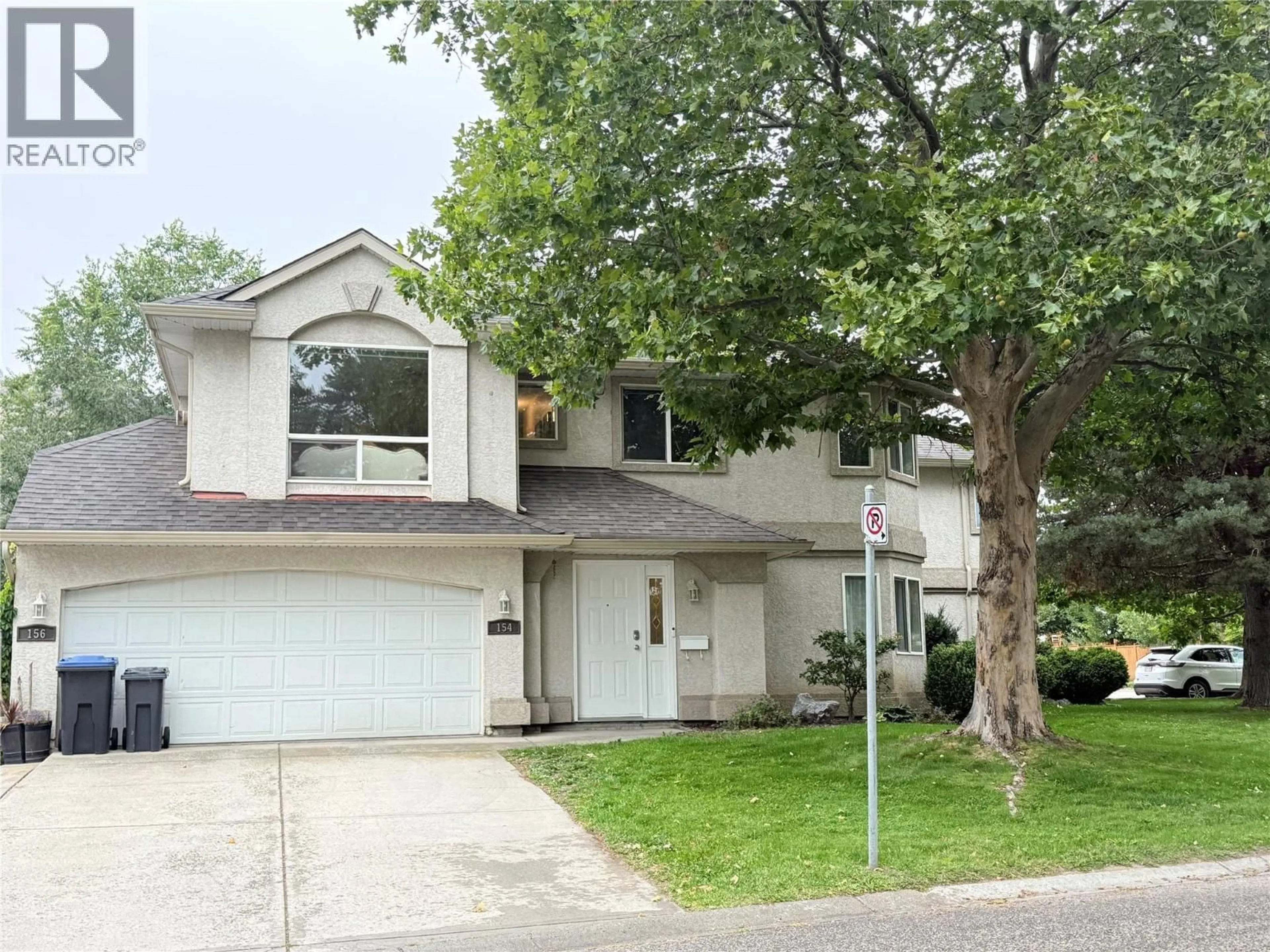 Home with vinyl exterior material, street for 154 RITCHIE COURT, Kelowna British Columbia V1V1Z2
