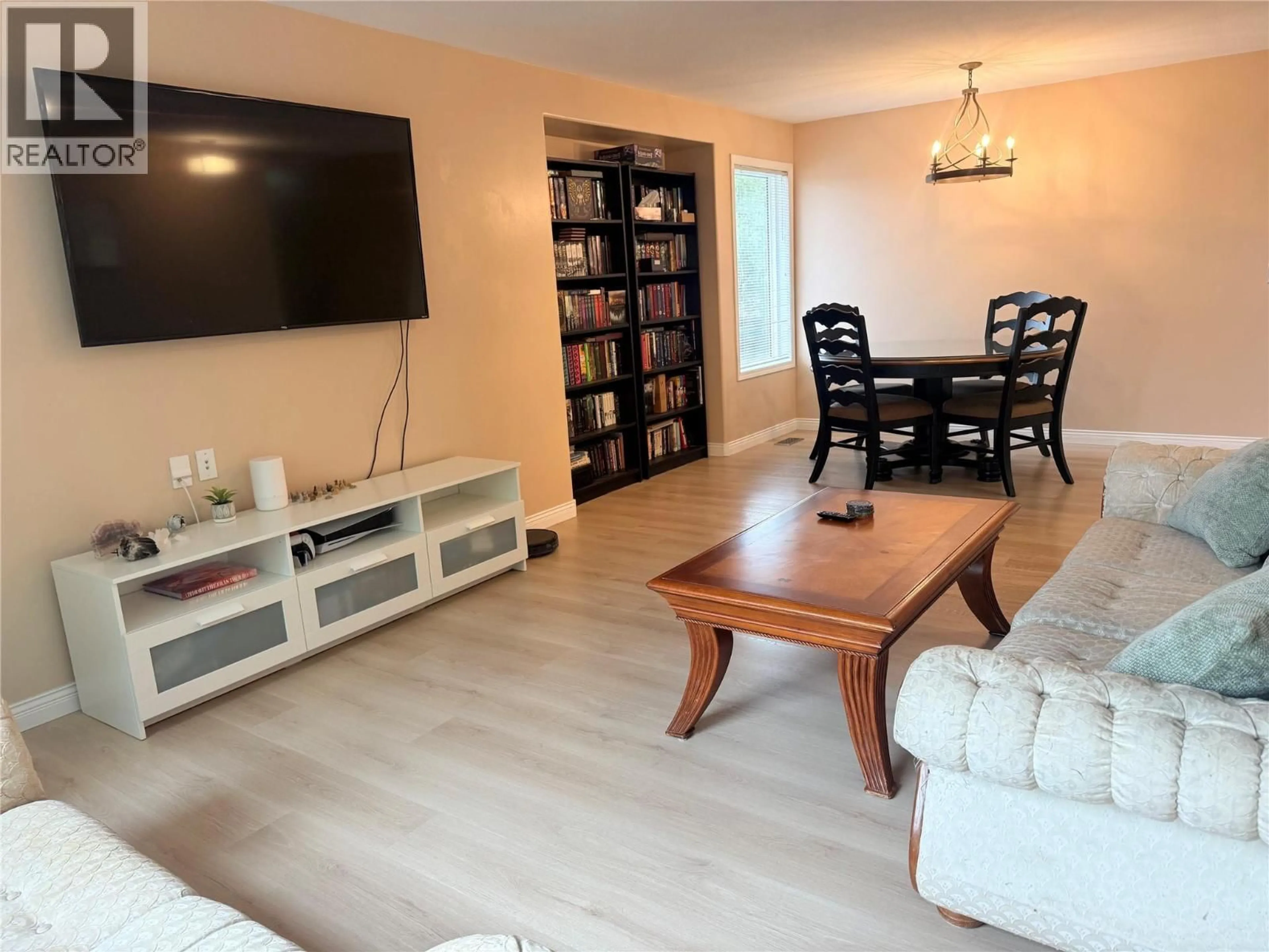 Living room with furniture, wood/laminate floor for 154 RITCHIE COURT, Kelowna British Columbia V1V1Z2