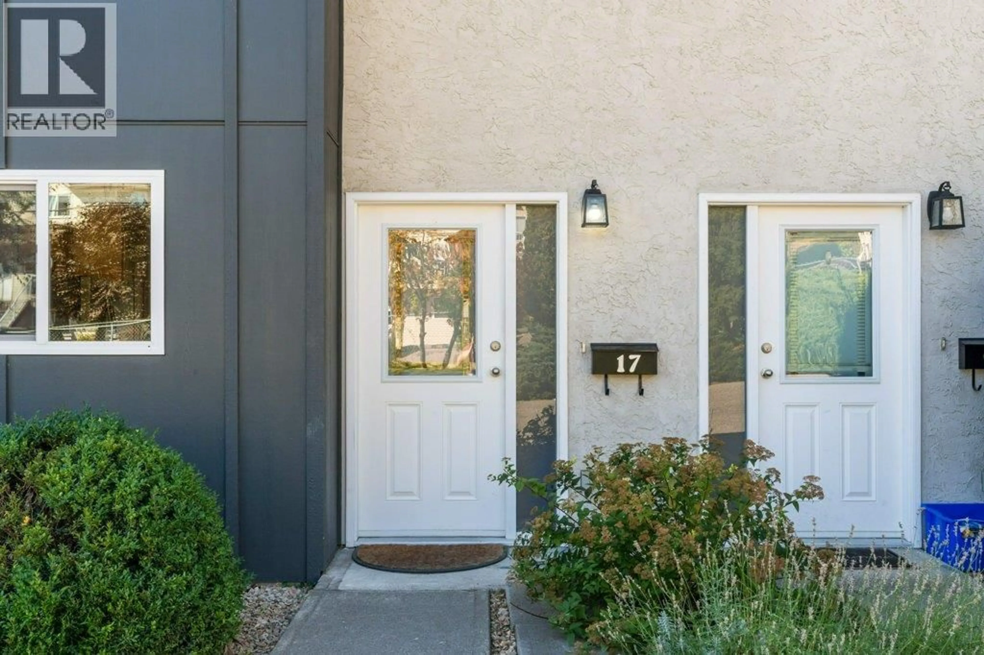 Indoor entryway for 17 - 4200 ALEXIS PARK DRIVE, Vernon British Columbia V1T6H3