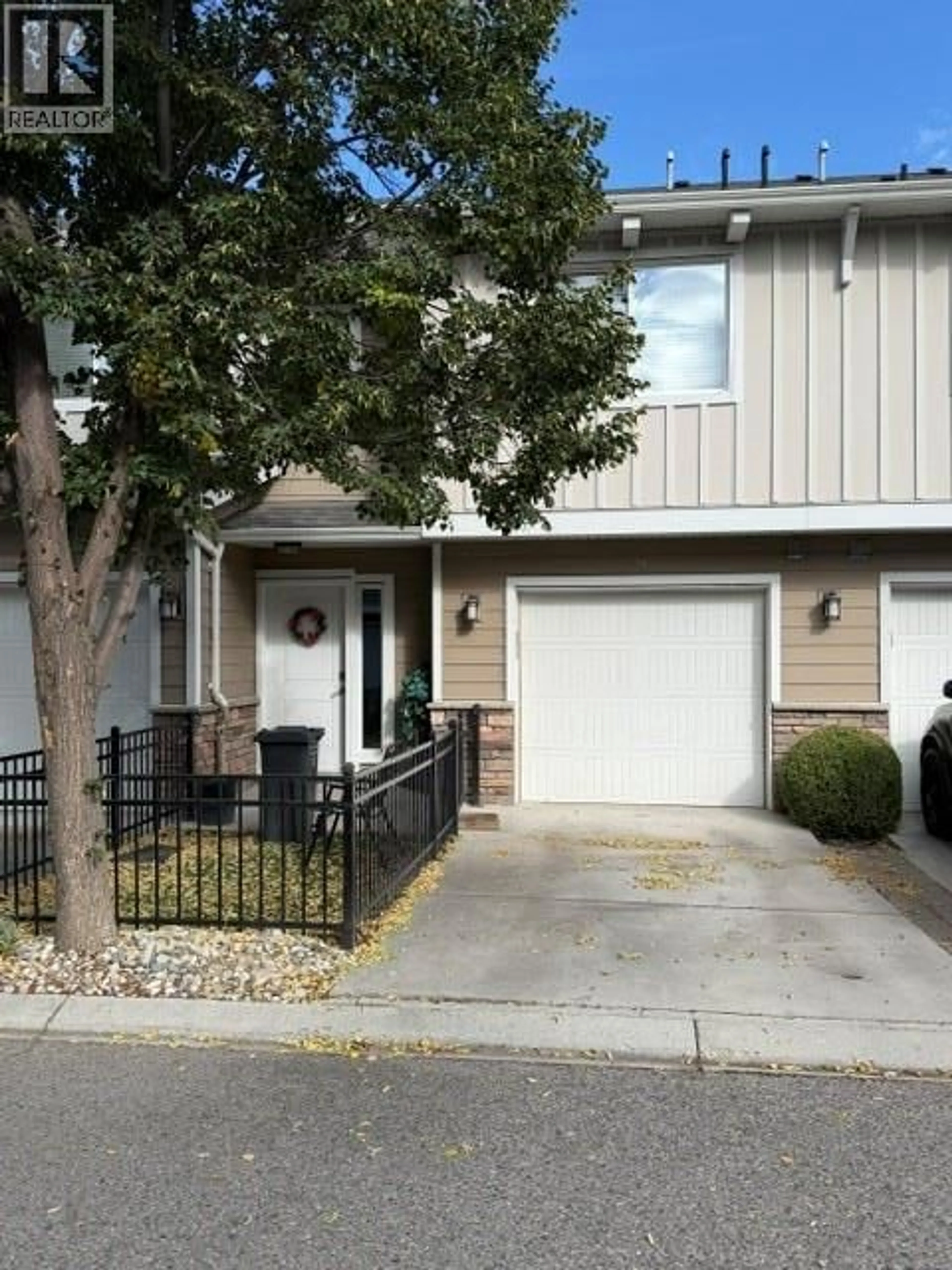 Home with vinyl exterior material, street for 18 - 600 BOYNTON PLACE, Kelowna British Columbia V1V3B8