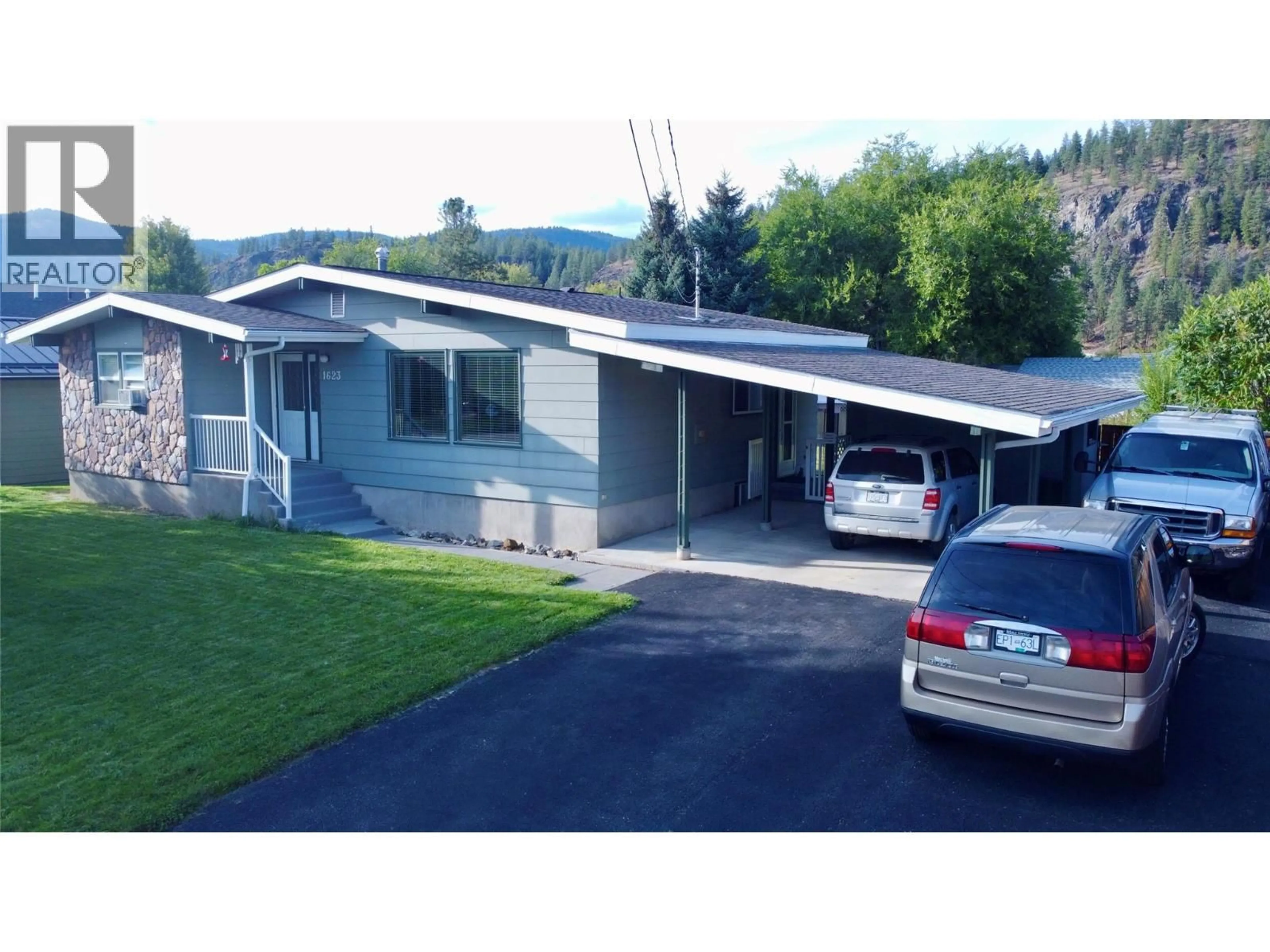 Home with vinyl exterior material, street for 1623 LANDSDOWNE CRESCENT, Grand Forks British Columbia V0H1H0