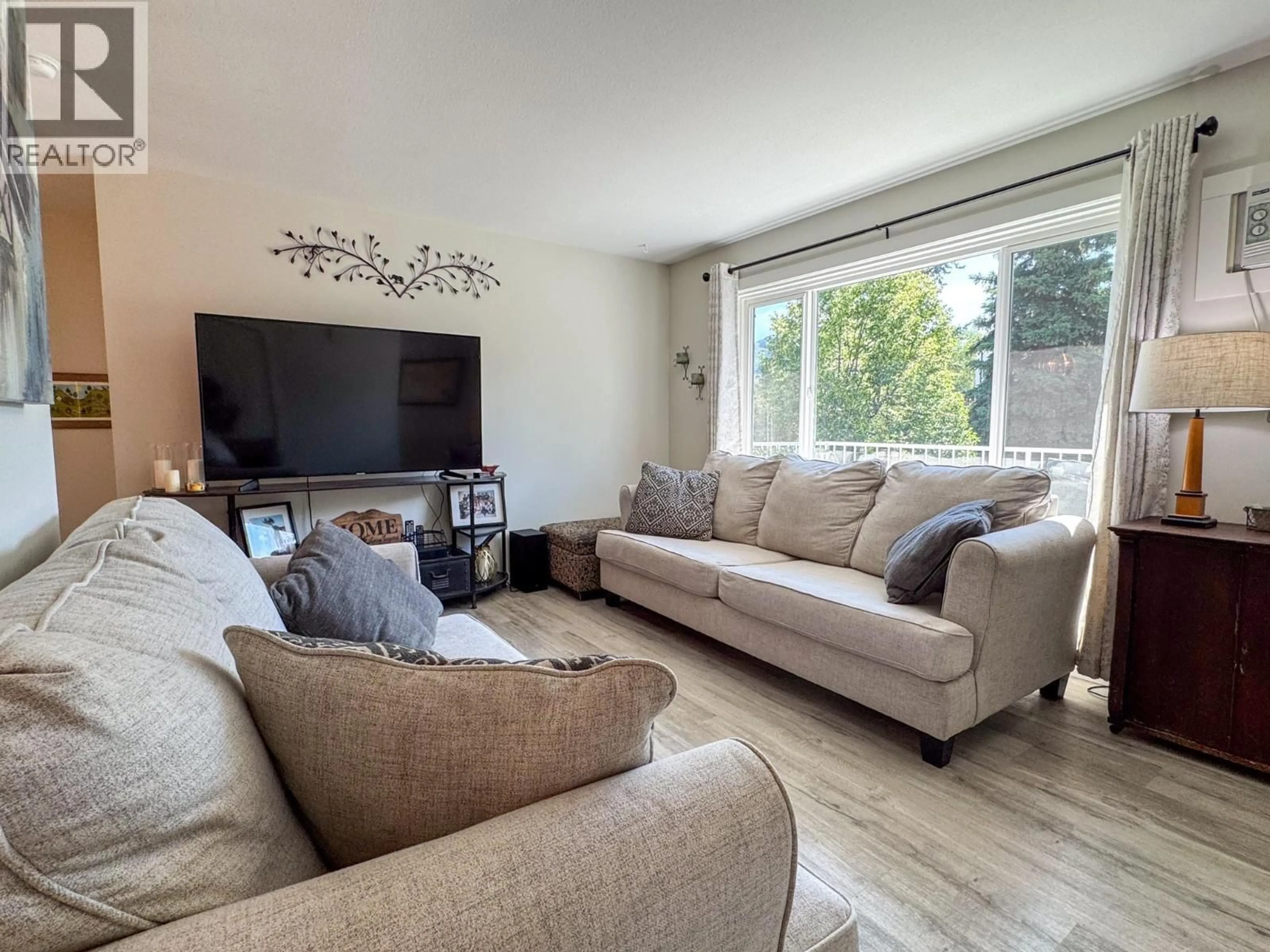 Living room with furniture, unknown for 213 - 1047 MIDDLETON WAY, Vernon British Columbia V1B2N3