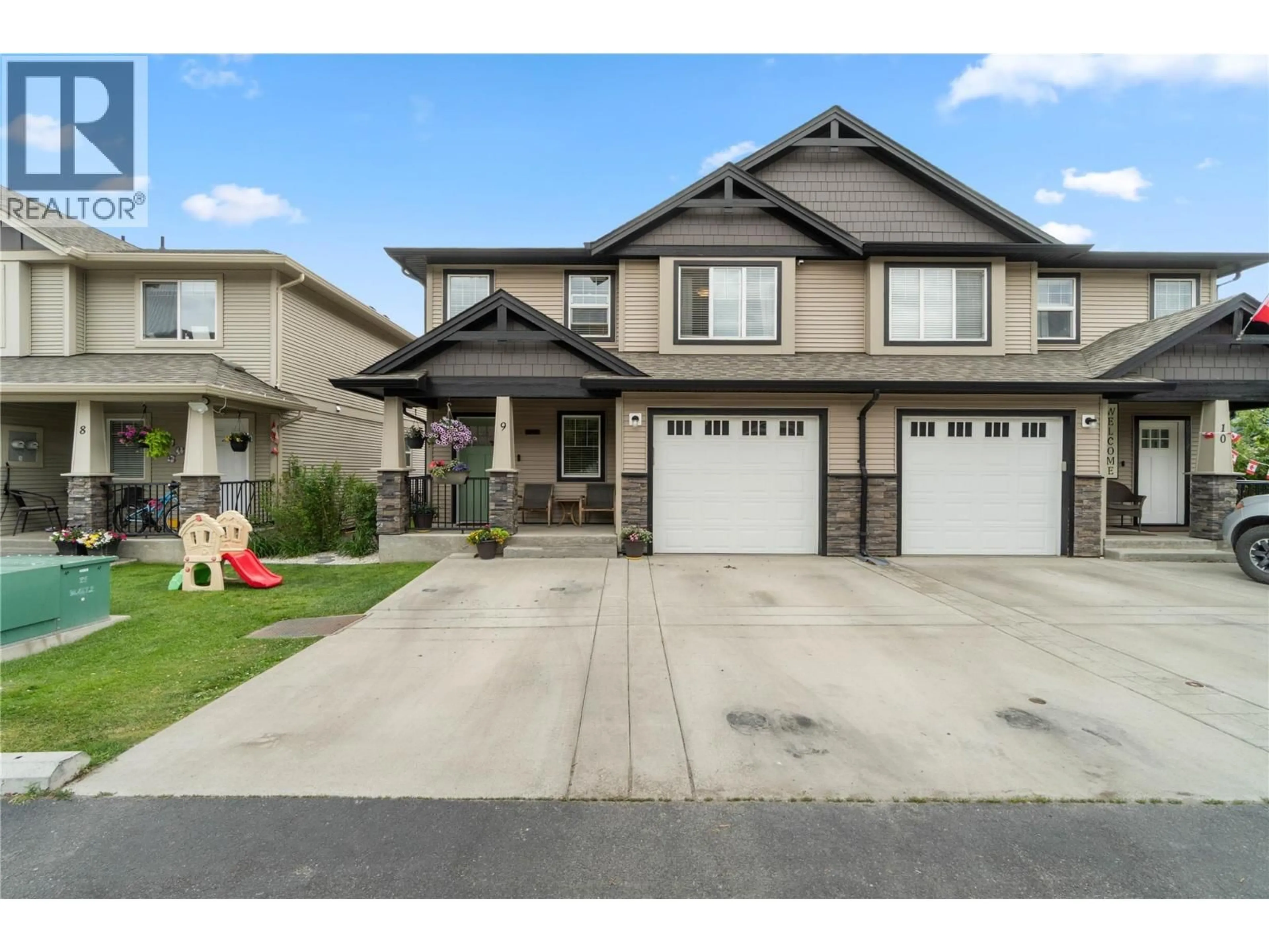 Home with vinyl exterior material, street for 9 - 2592 CRESTLINE STREET, Kamloops British Columbia V2B0E7