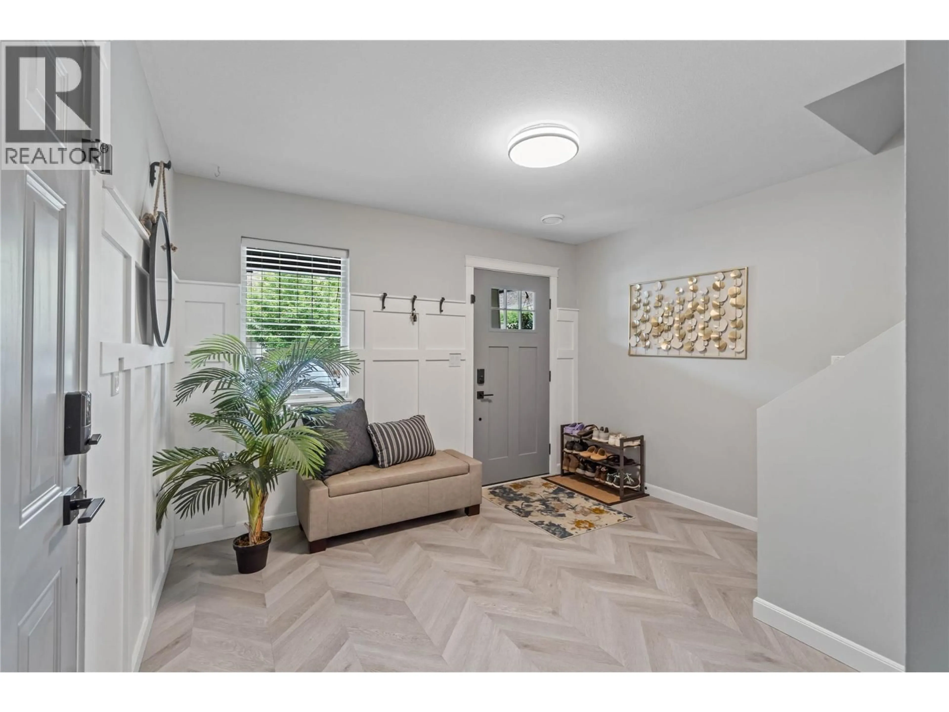 Indoor entryway for 9 - 2592 CRESTLINE STREET, Kamloops British Columbia V2B0E7