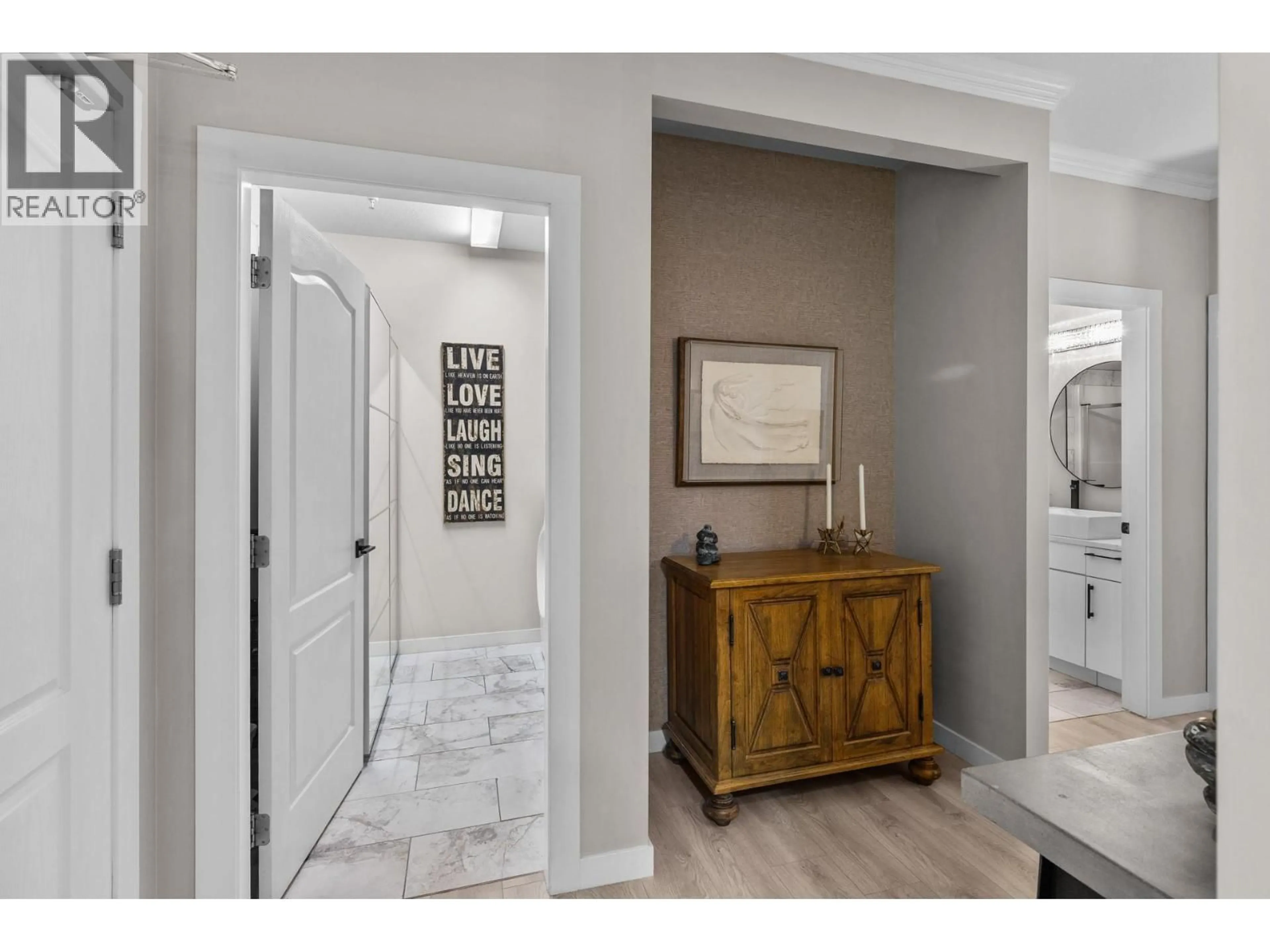 Indoor entryway for 110 - 1962 ENTERPRISE WAY, Kelowna British Columbia V1Y9S6