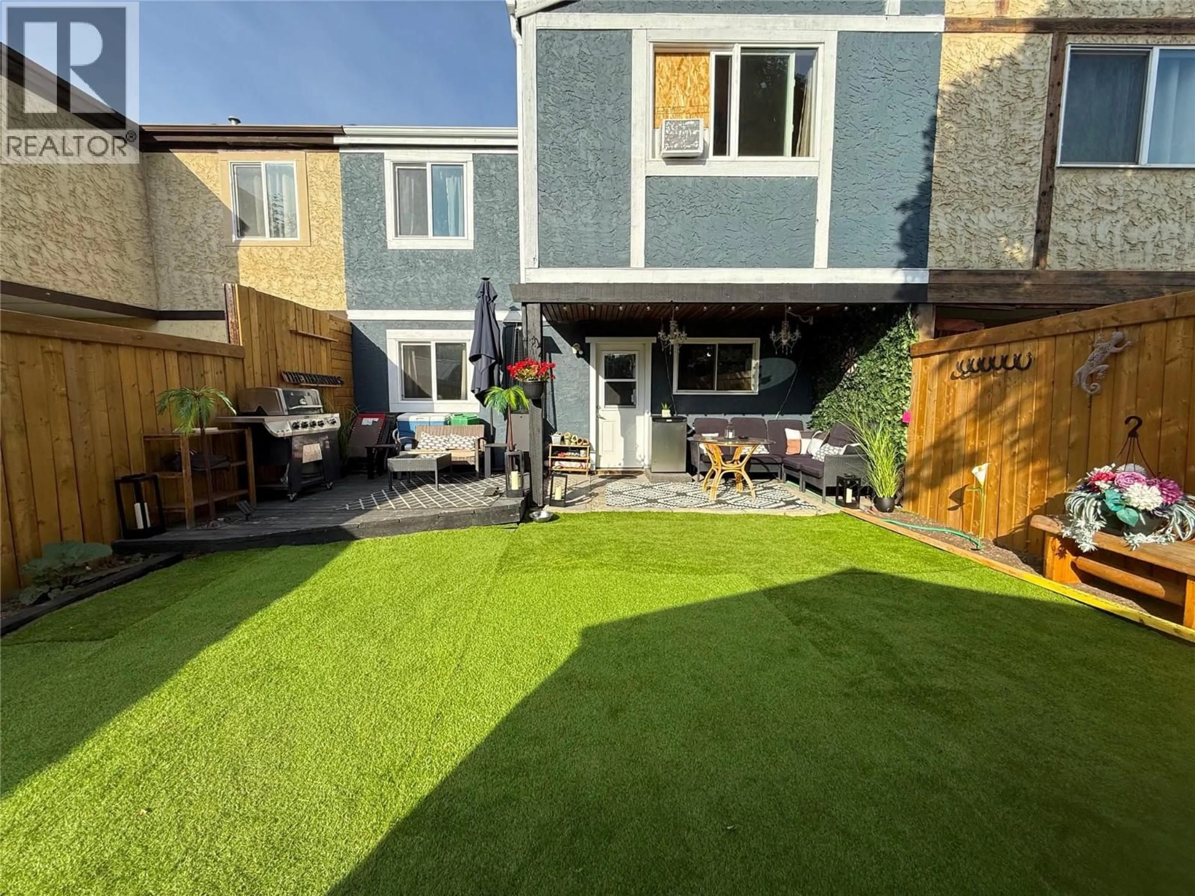 A pic from outside/outdoor area/front of a property/back of a property/a pic from drone, street for 30 - 600 CAMBRIDGE CRESCENT, Kamloops British Columbia v2b5b6