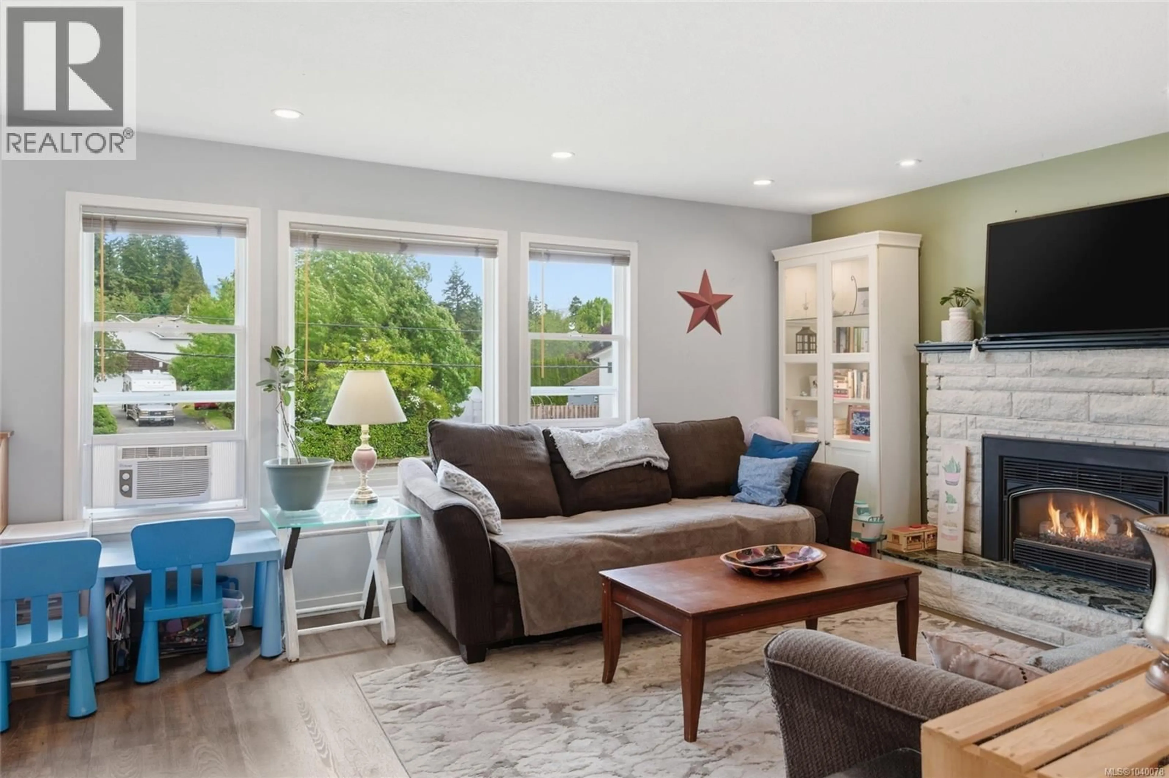 Living room with furniture, wood/laminate floor for 5030 GERTRUDE STREET, Port Alberni British Columbia V9Y6L2