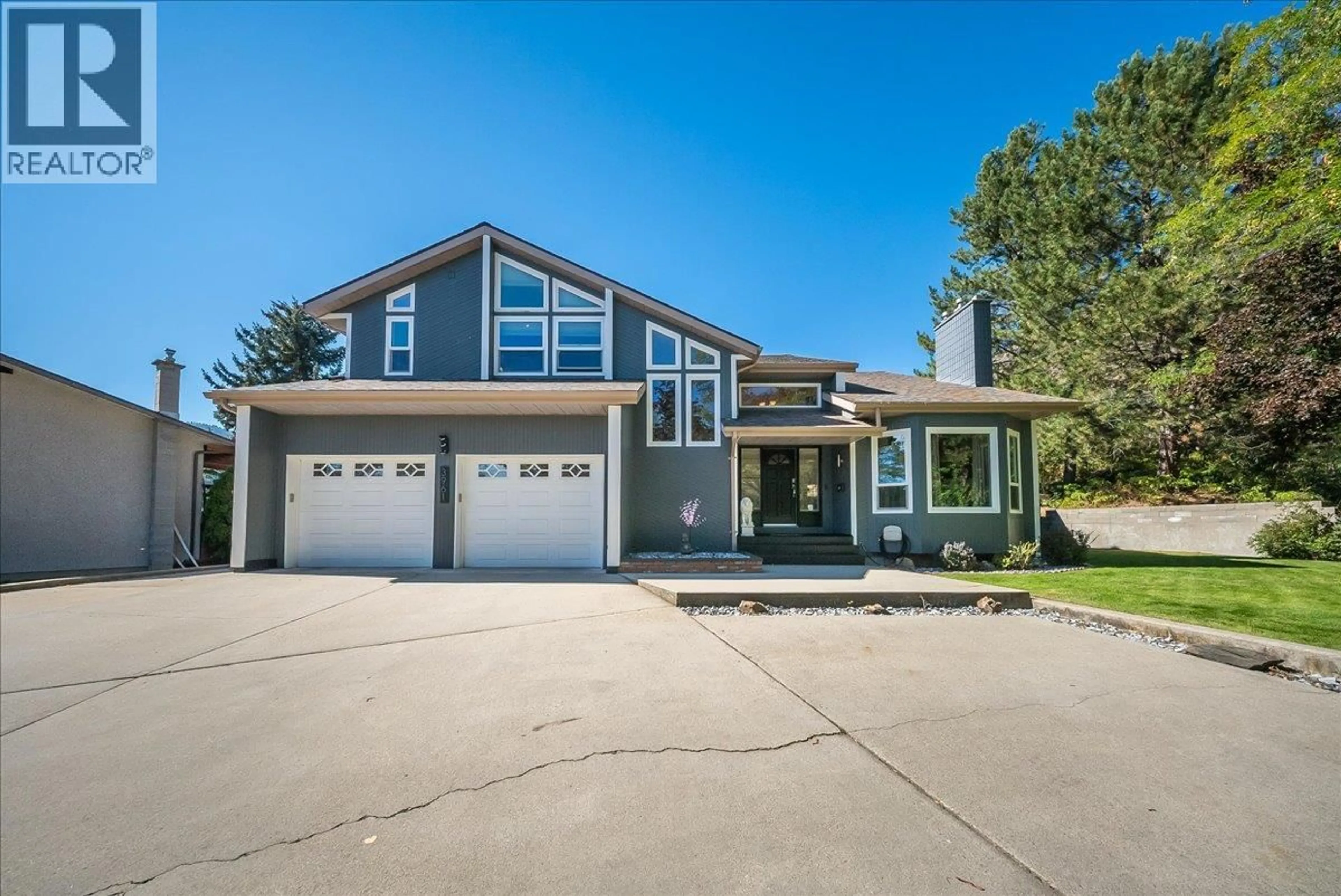 Home with vinyl exterior material, street for 3961 CARNATION DRIVE, Trail British Columbia V1R2X1