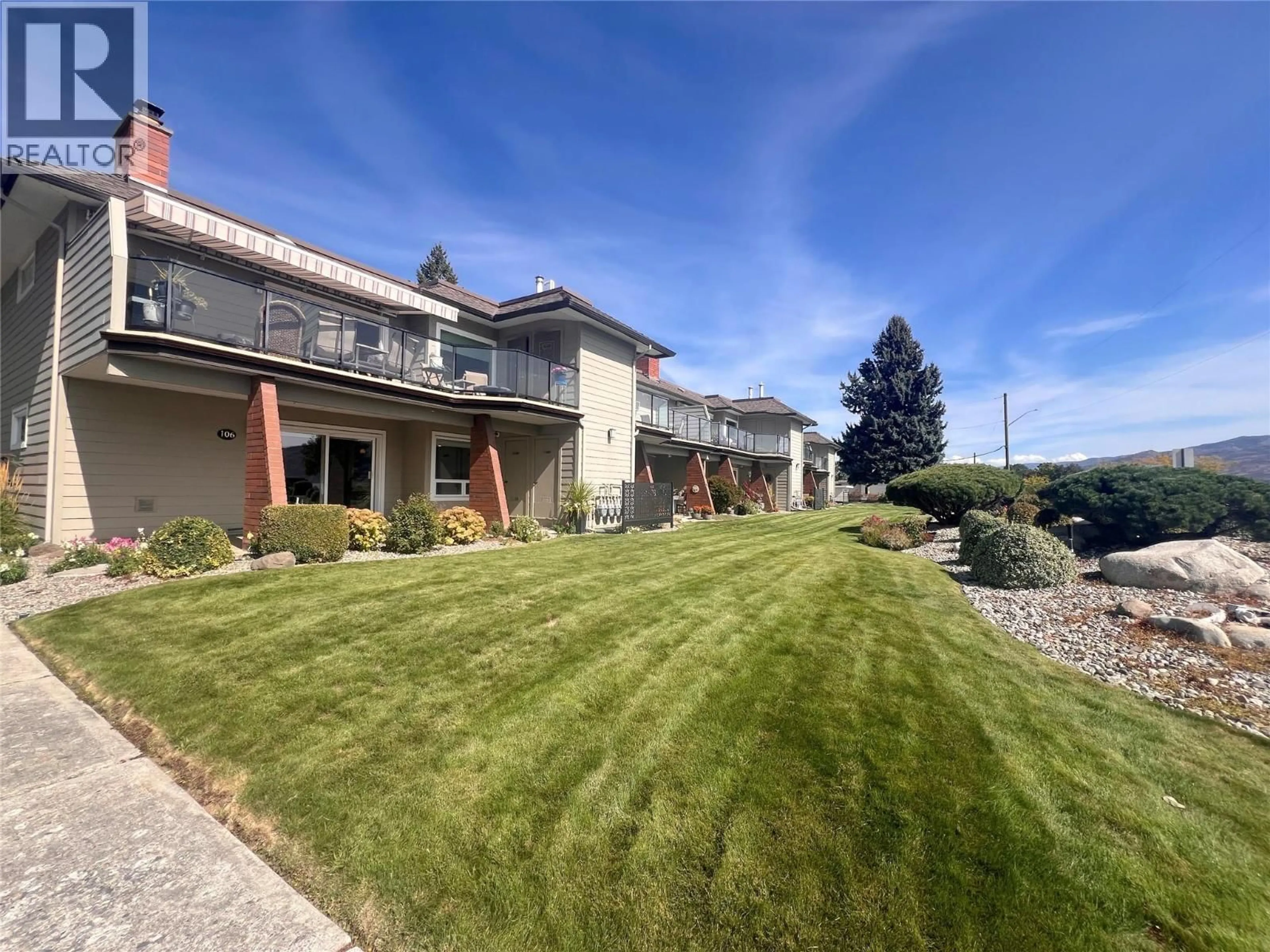 A pic from outside/outdoor area/front of a property/back of a property/a pic from drone, unknown for 106 - 4340 BEACH AVENUE, Peachland British Columbia V0H1X6