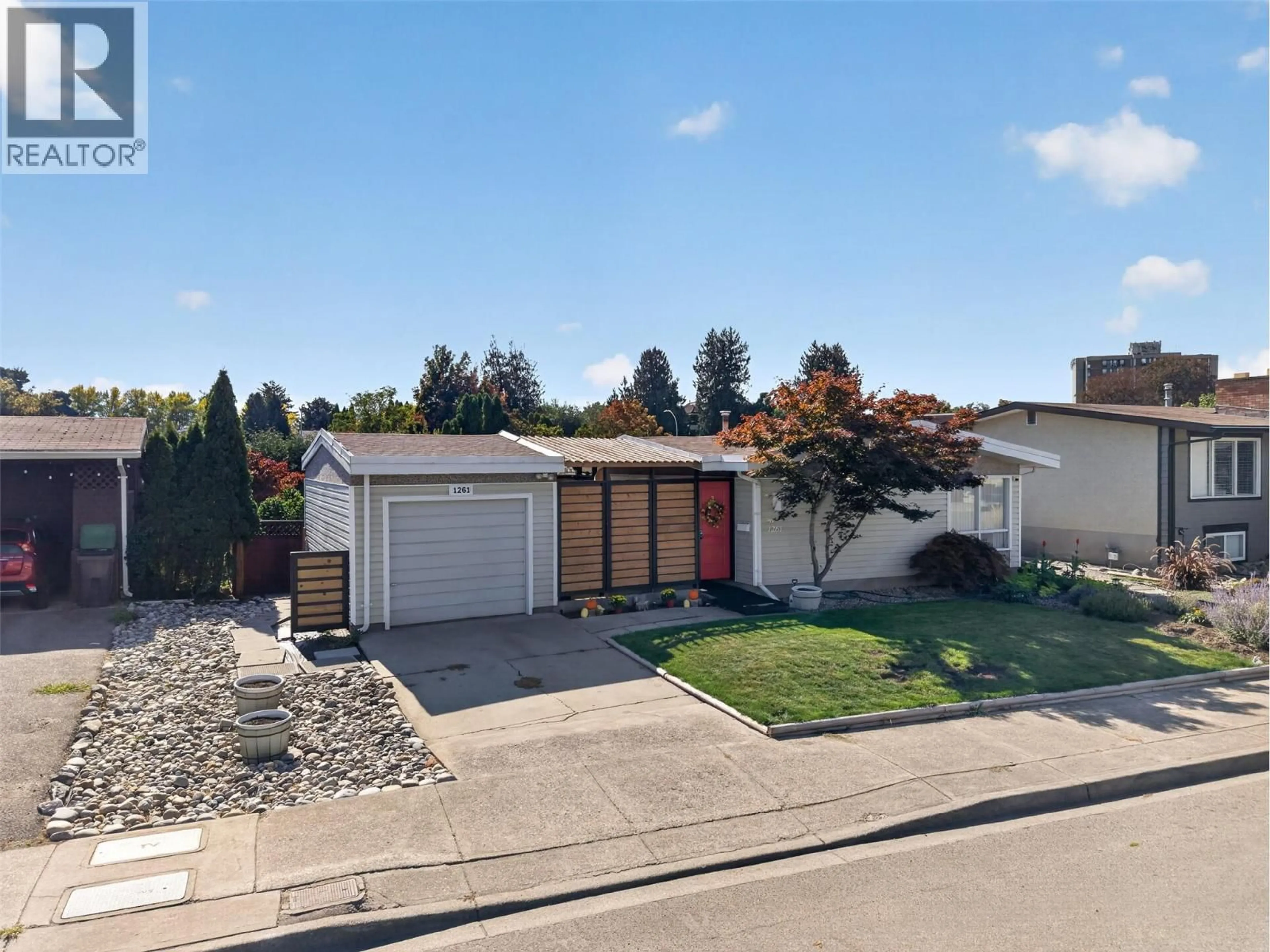 A pic from outside/outdoor area/front of a property/back of a property/a pic from drone, street for 1261 LAWSON AVENUE, Kelowna British Columbia V1Y6V1
